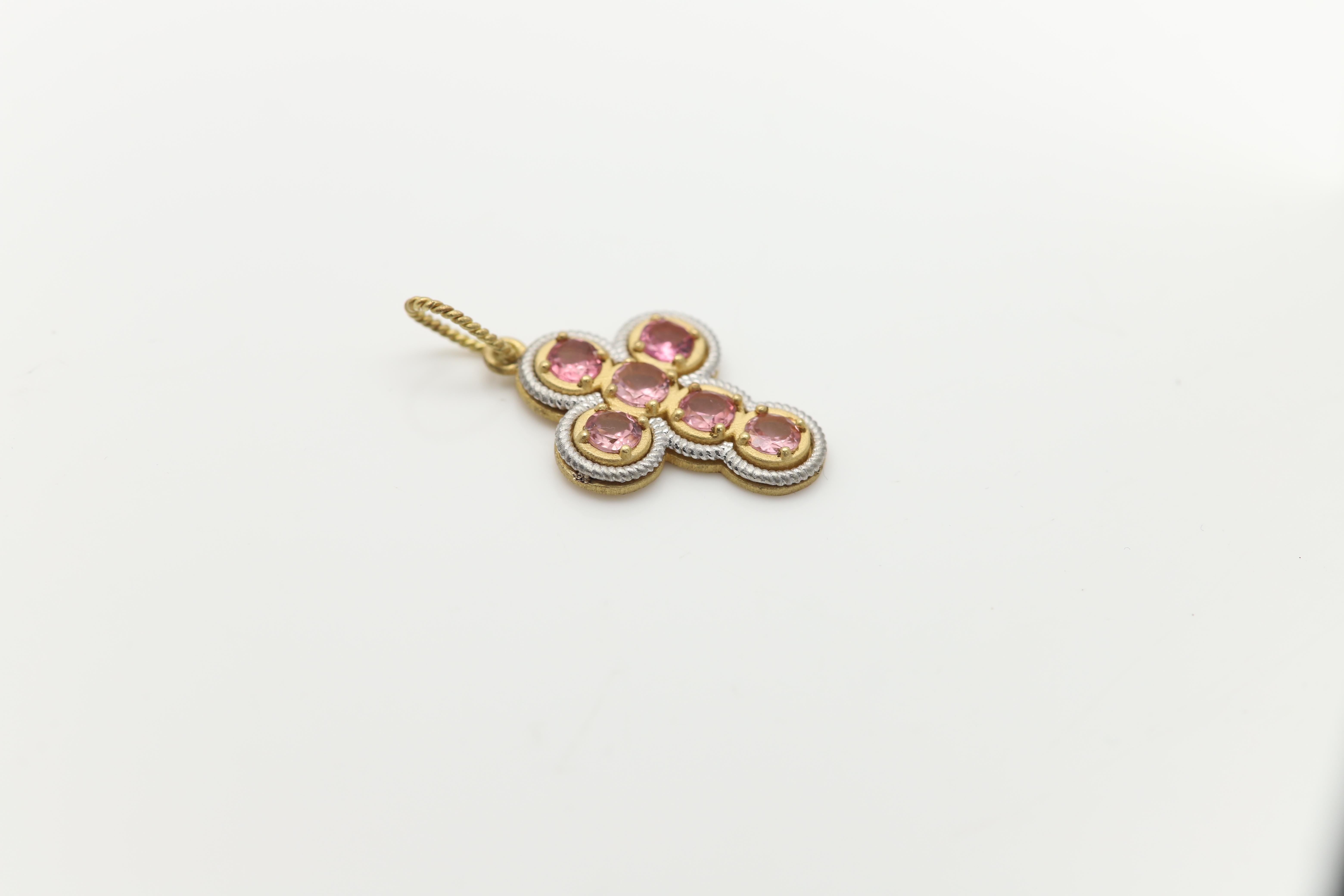 Rosa Turmalin Vintage Kreuz 18 Karat zwei Ton Gold in Italien gemacht Kreuz Anhänger im Angebot 1