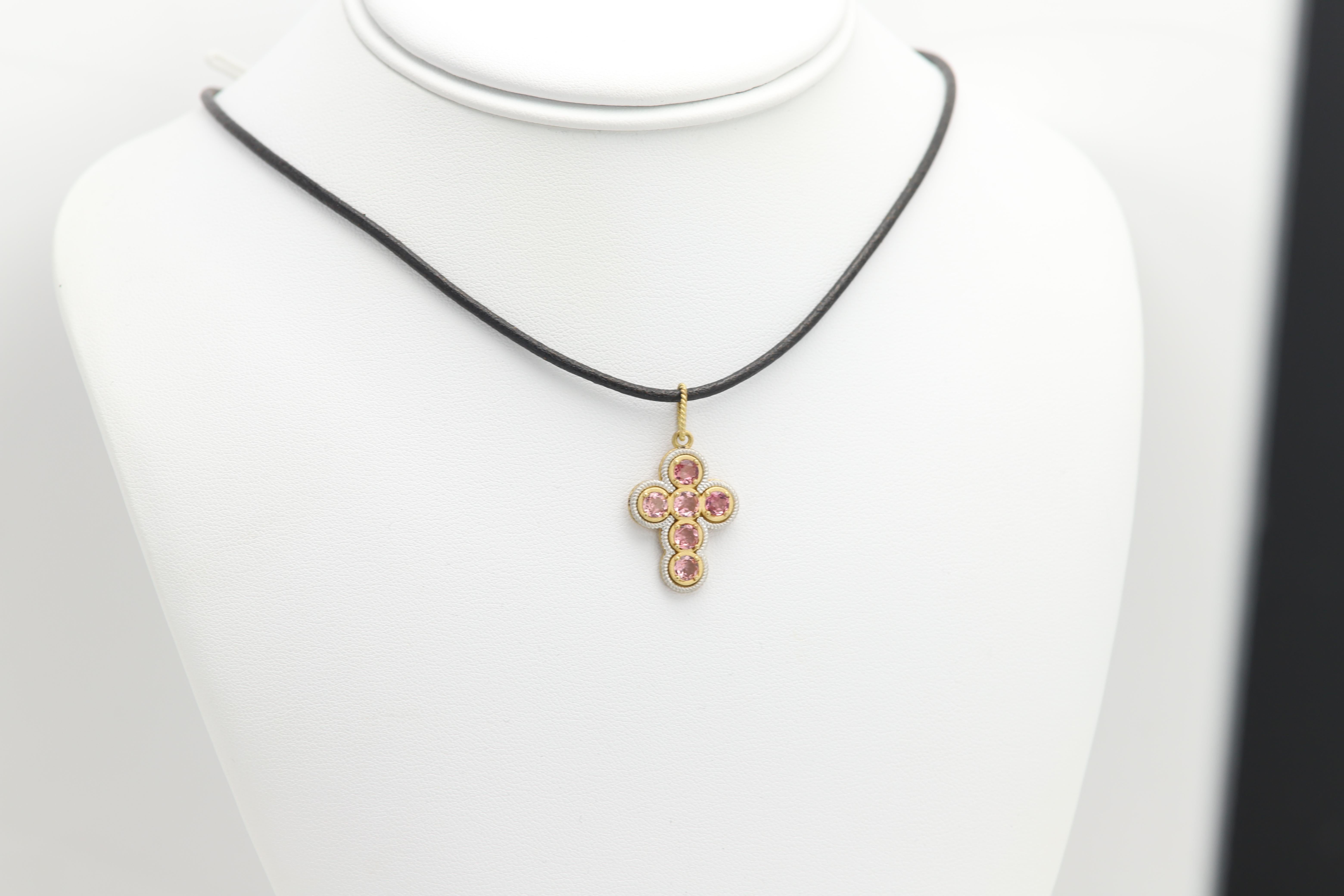 Rosa Turmalin Vintage Kreuz 18 Karat zwei Ton Gold in Italien gemacht Kreuz Anhänger im Angebot 2