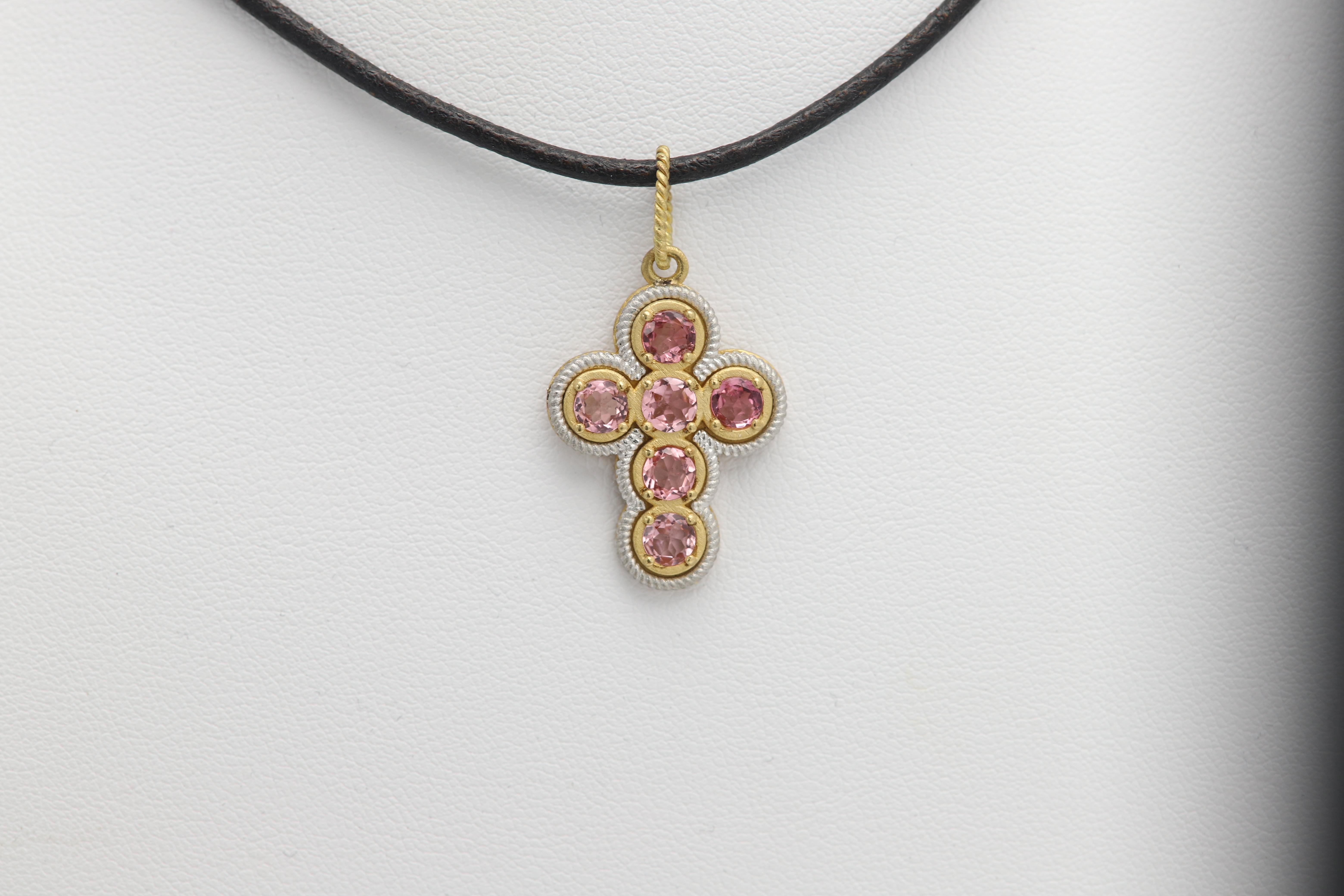 Rosa Turmalin Vintage Kreuz 18 Karat zwei Ton Gold in Italien gemacht Kreuz Anhänger im Angebot 3