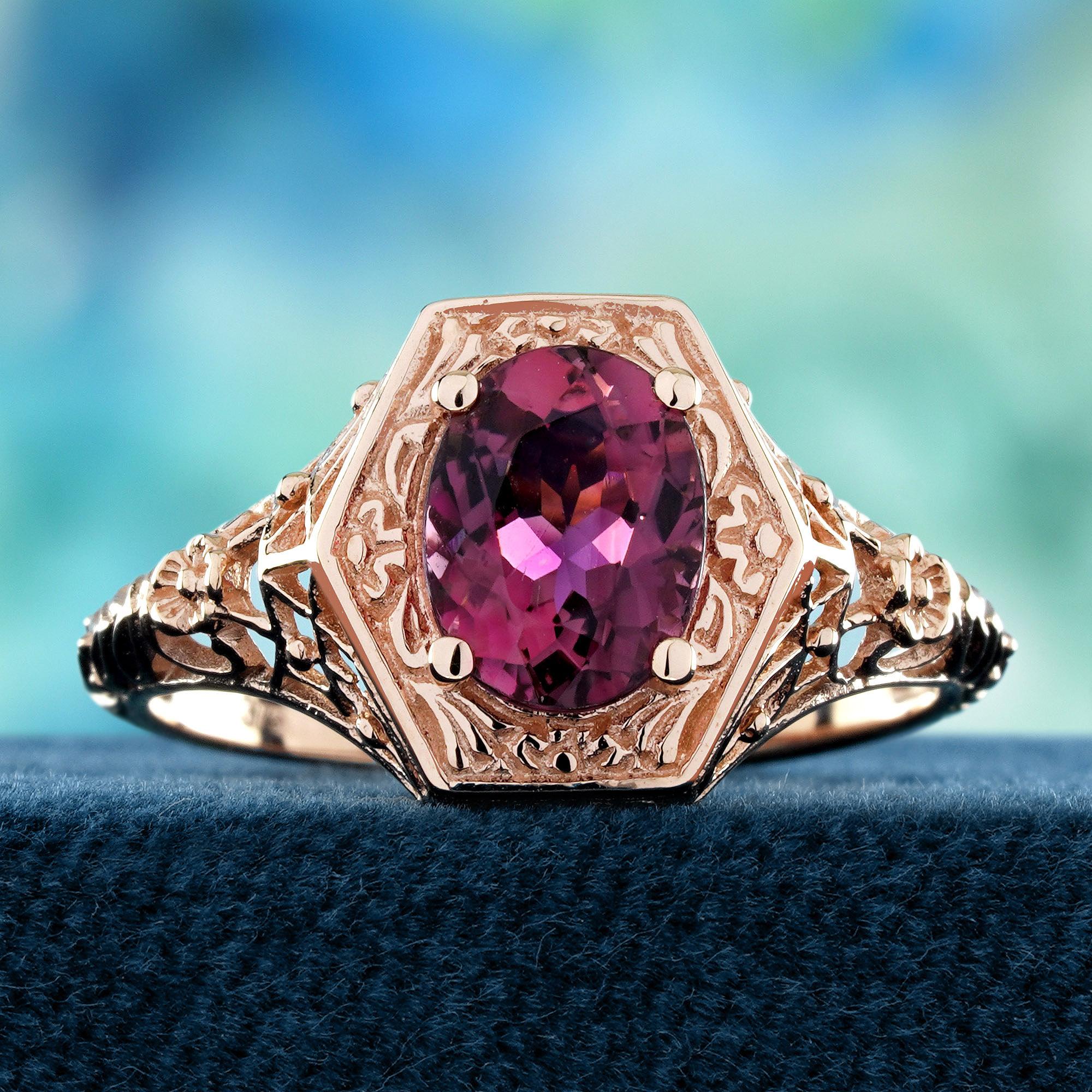 Cette exquise bague d'inspiration vintage est centrée sur une tourmaline rose ovale de 1,4 ct., sertie sur un anneau pour laisser briller sa teinte radieuse. La délicate bande filigranée tourbillonne avec des détails complexes, ajoutant une touche