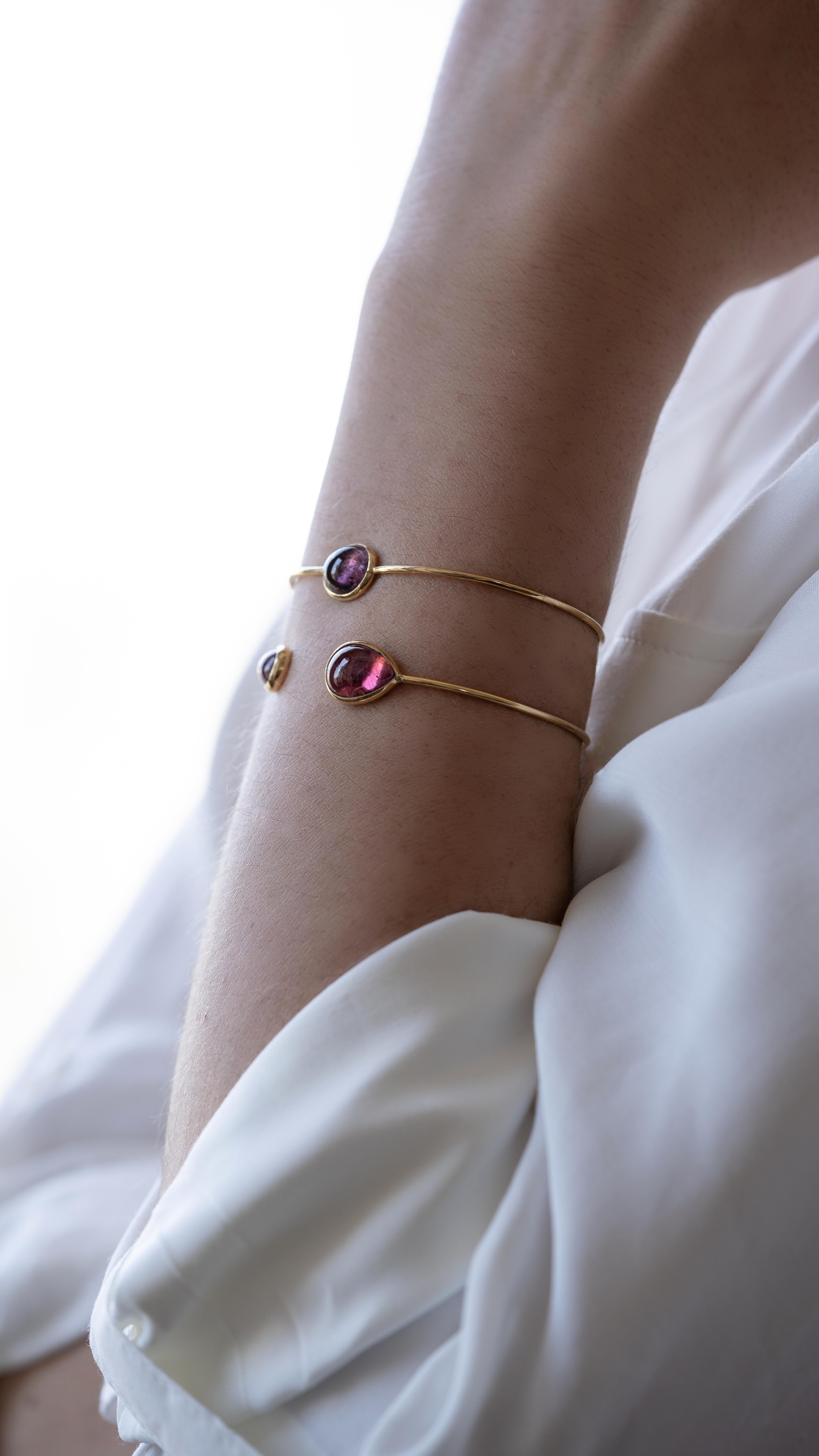 One 18k gold bangle set with pink tourmaline pears cabochons.
Weight: 8.03 carats, 5.73 grams.
French assay mark.
Price without local taxes.