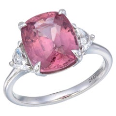 „Pink Treasure“ Ring mit 5,07 Karat rosa Spinell-Diamant in drei Steinen