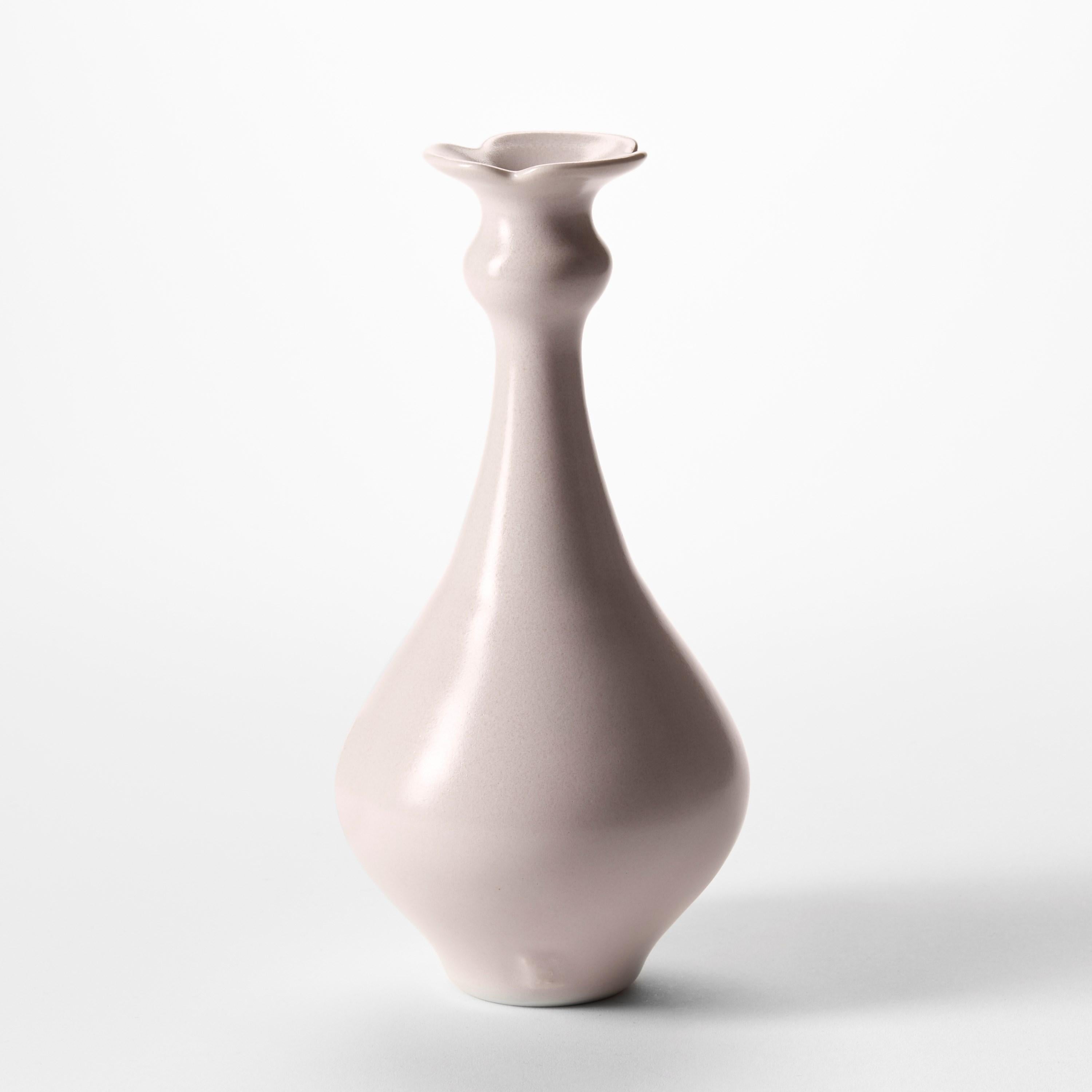 Organique Trio rose, groupe de vases en porcelaine douce rose tournés à la main par Vivienne Foley en vente