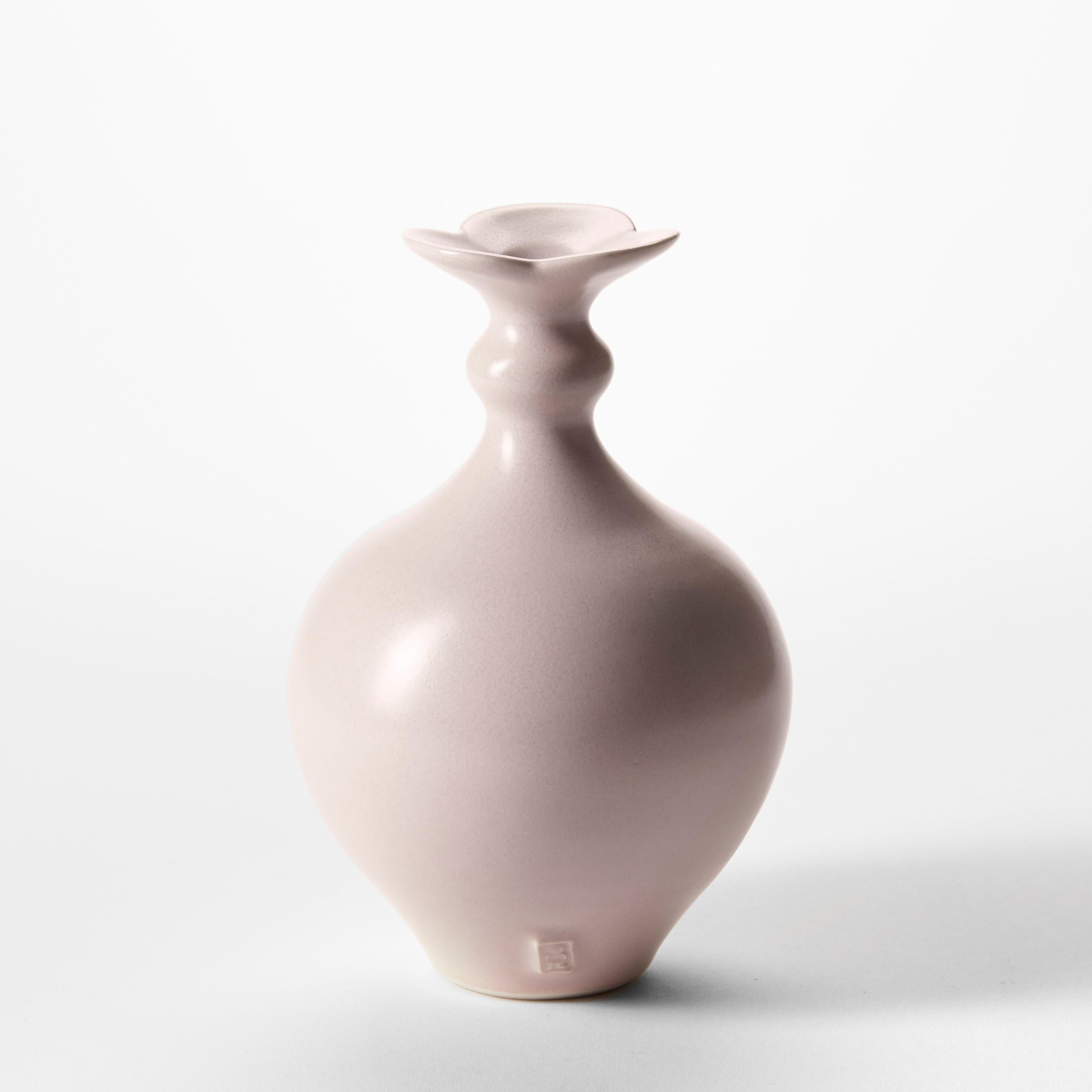 Fait main Trio rose, groupe de vases en porcelaine douce rose tournés à la main par Vivienne Foley en vente