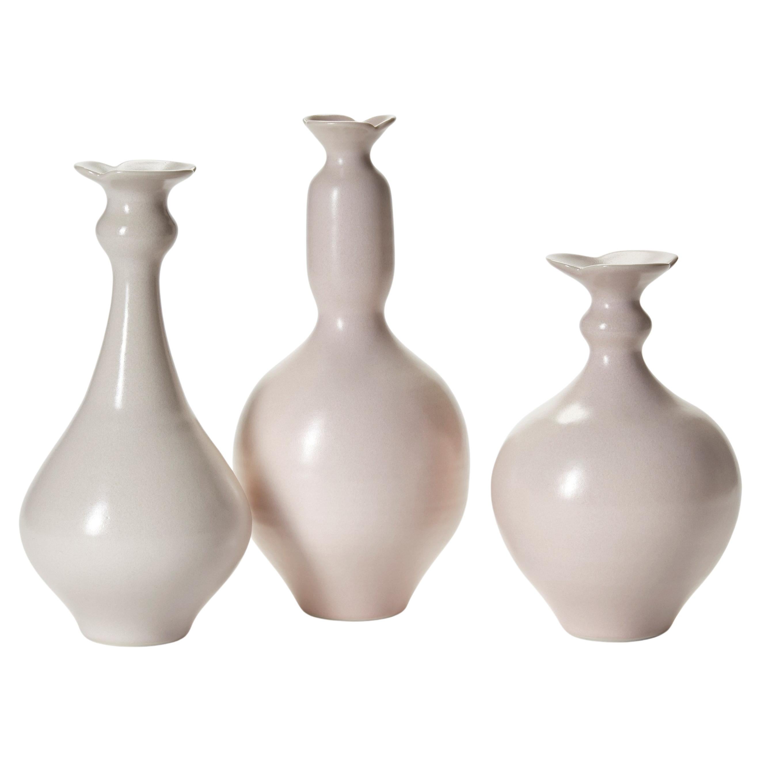 Trio rose, groupe de vases en porcelaine douce rose tournés à la main par Vivienne Foley en vente