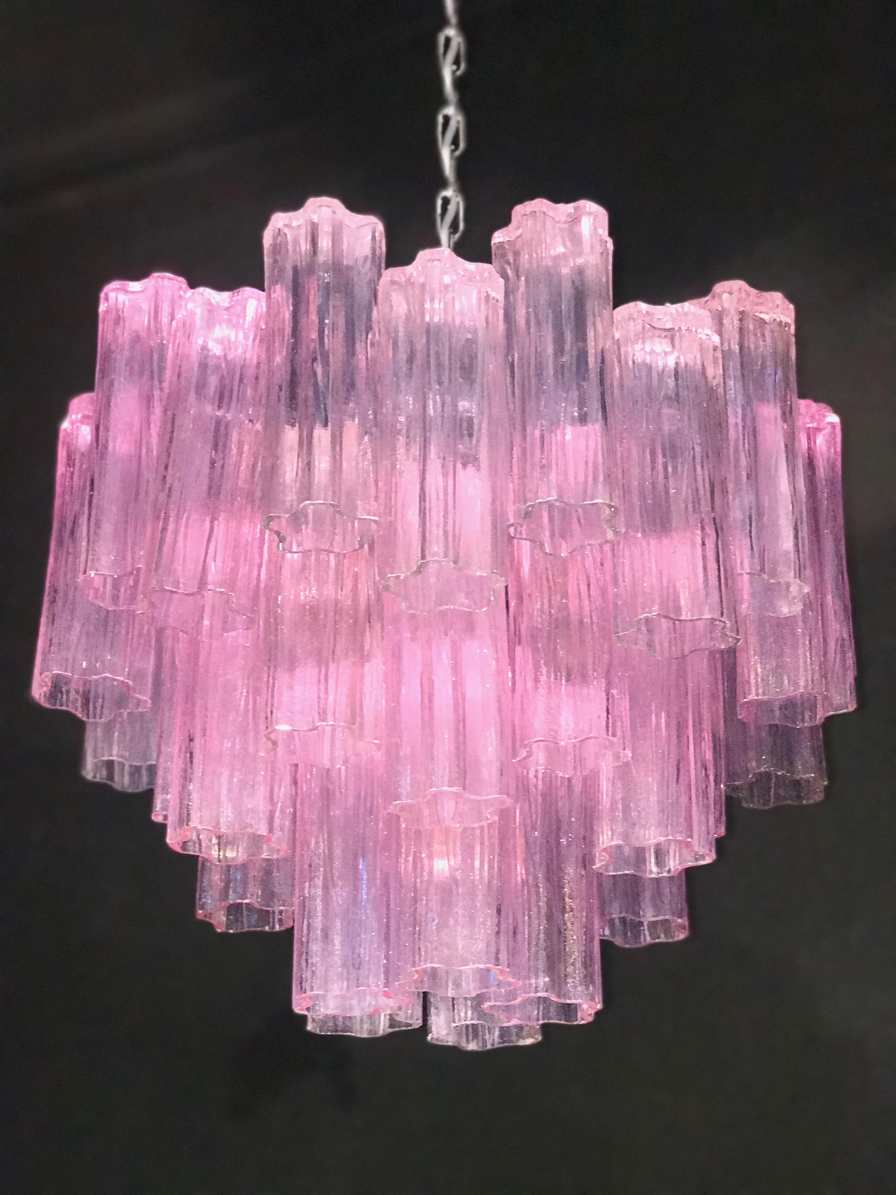 L'incredibile coppia di lampadari comprende preziosi bicchieri tronchi rosa di Murano lunghi 20 cm.
Struttura in metallo nichelato su tre livelli,
Condizioni vintage perfette.
Disponibili 8 lampadari e 4 coppie di applique.



 