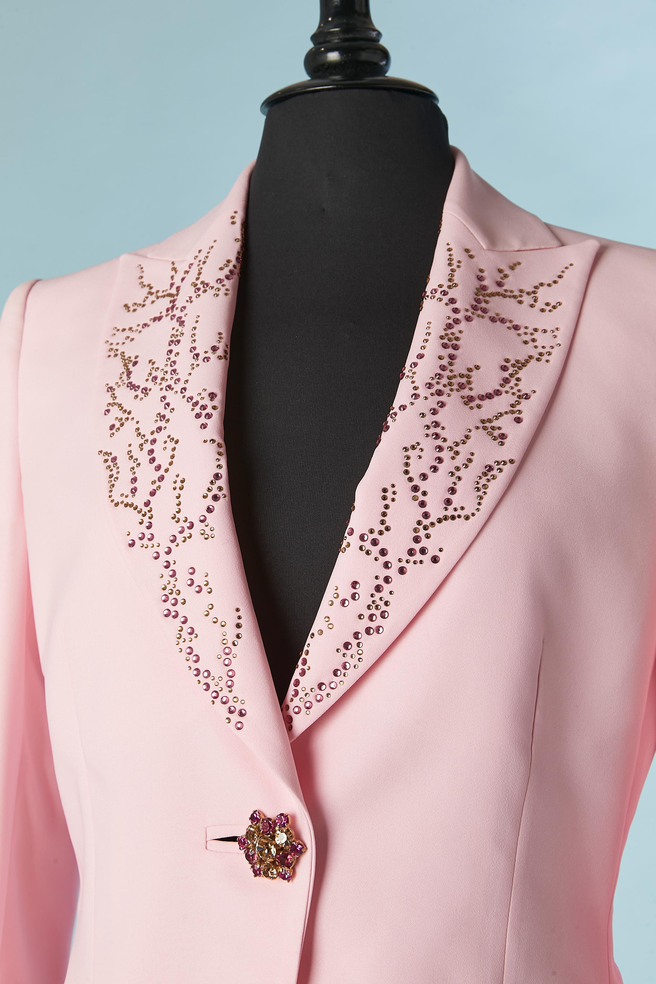 Pink trouser AND skirt suit with rhinestone embellishement. Main fabric : 100 polyester. 
Shoulder-pad. Jewellery button. 
SIZE M for the jacket and skirt . SIZE  L for the trouser. 

