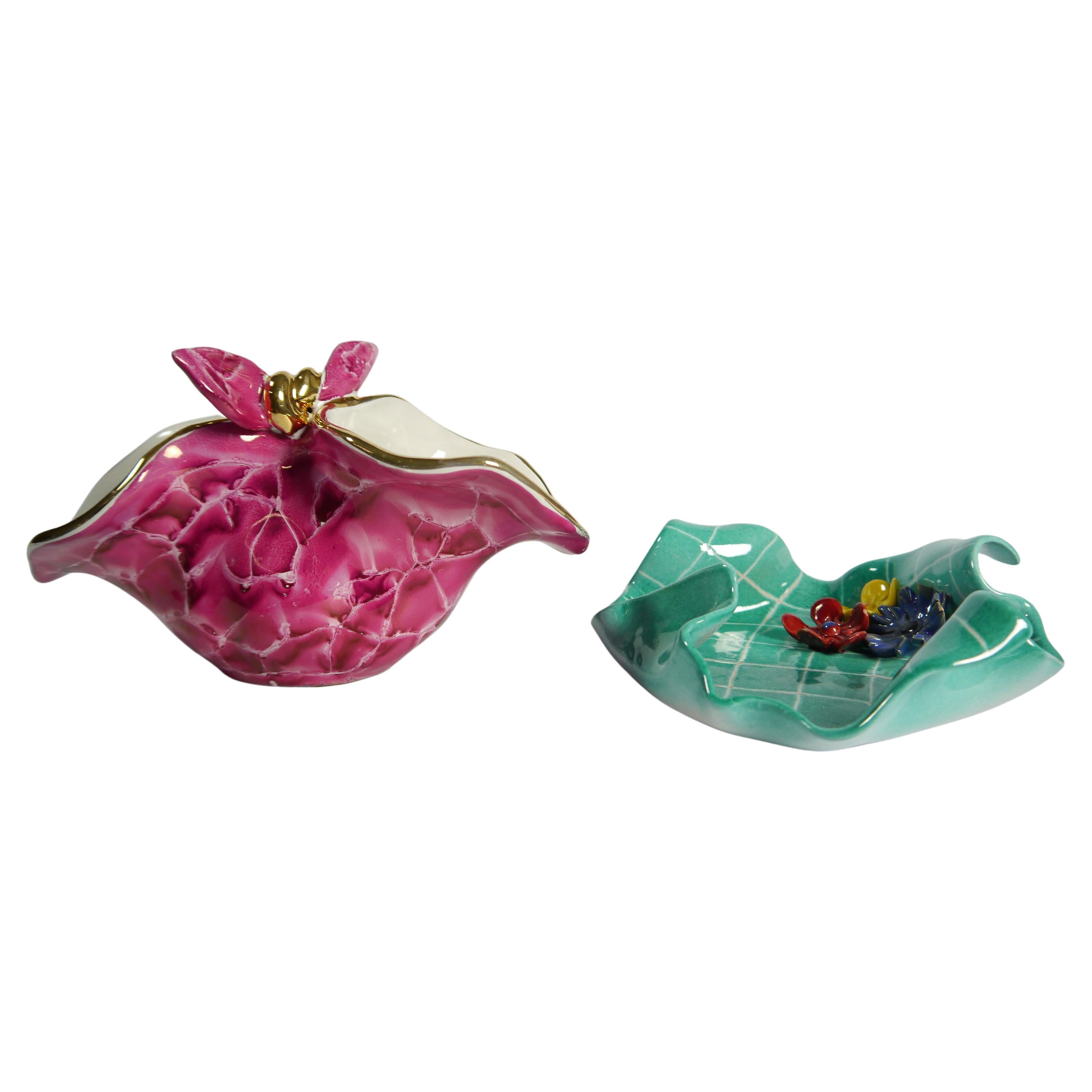 Piatto e vassoio in ceramica rosa e turchese a forma di tovagliolo, Italia, anni '60