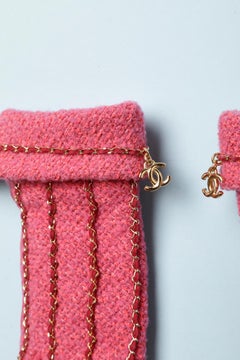 Pink tweed and suede gloves with chains Chanel
