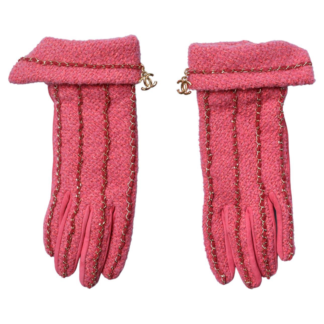 Pink tweed and suede gloves with chains Chanel 