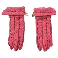 Pink tweed and suede gloves with chains Chanel 