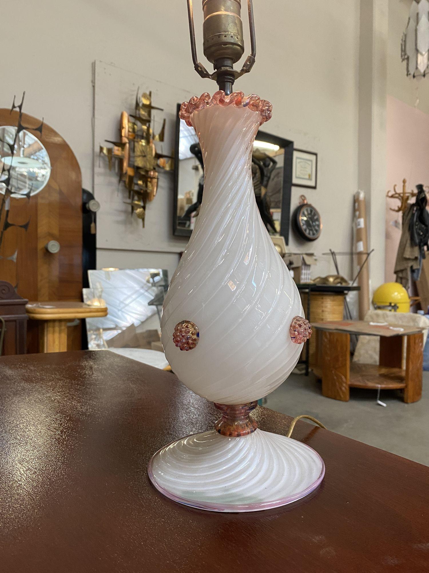 Early midcentury pink Italian twist Barovier Murano art glass table lamp featuring a semi-translucent white twist shape with pink accents in the shape of decorative lace.
1950, Italy.