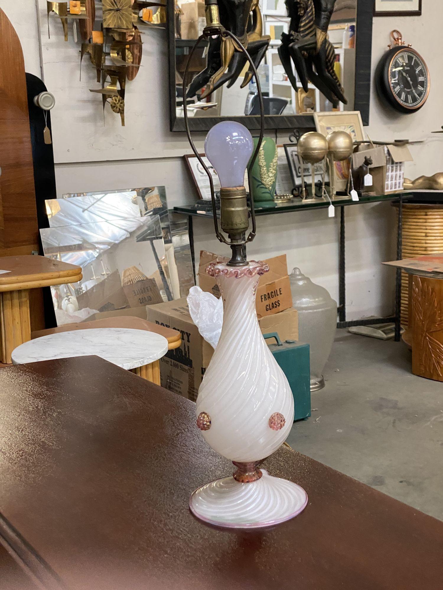 Verre d'art Lampe de table en verre de Murano Barovier Pink Twist en vente