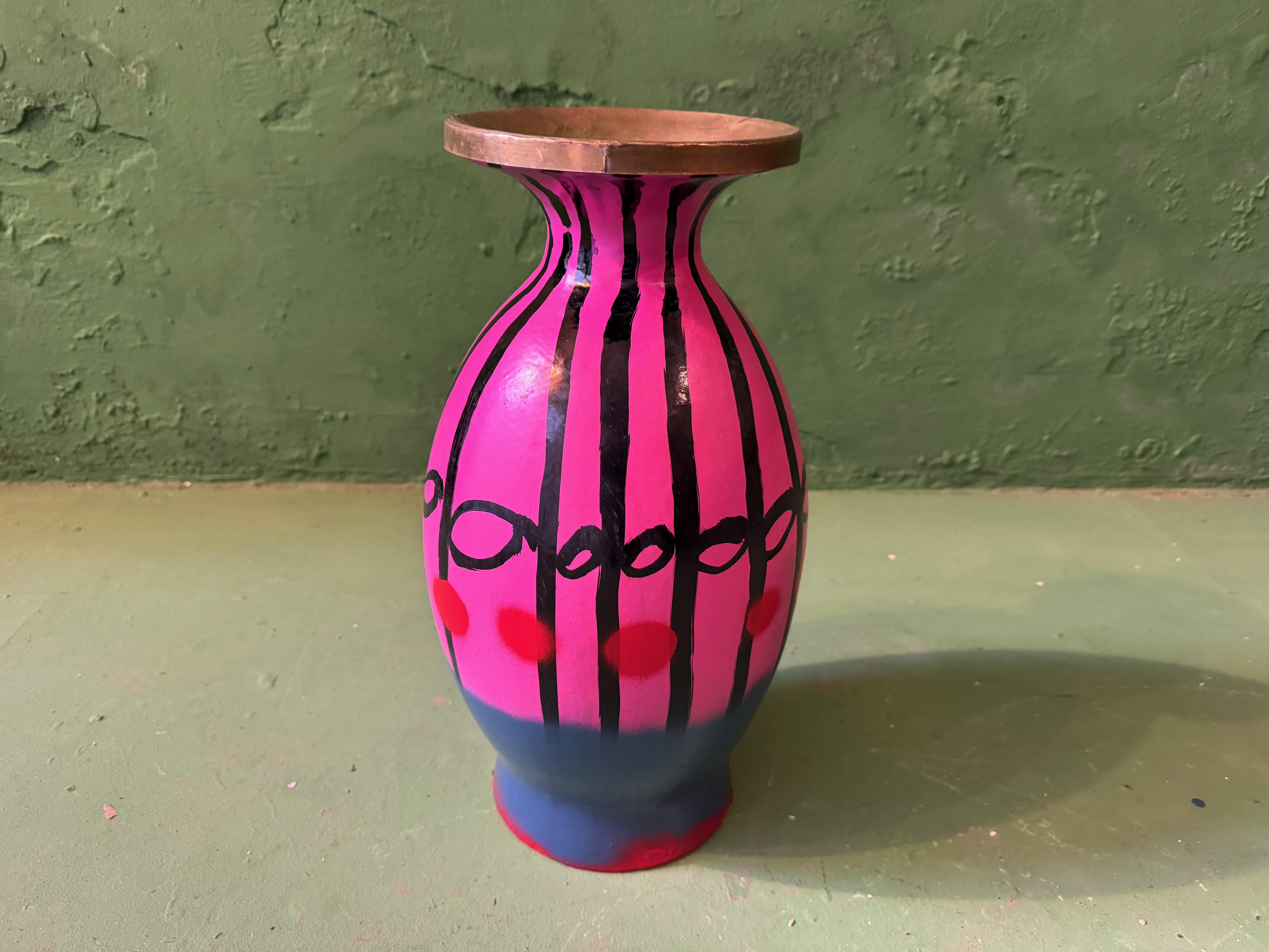 Vaso rosa di Markus Friedrich Staab
Unico nel suo genere
Dimensioni: D. A. 18 x H. 31 cm.
Materiali: Wood, vernice, ottone, cartapesta.

Vaso indiano in cartapesta con intarsio in ottone per i tuoi fiori.

Markus Friedrich Staab
I mobili ci hanno