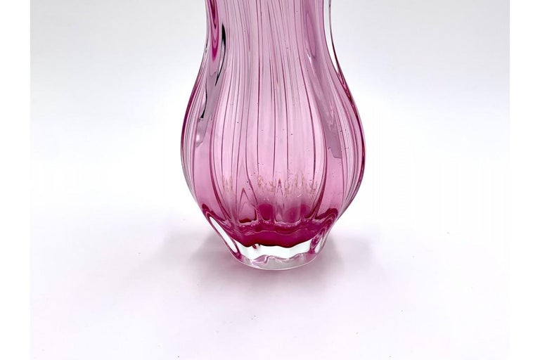 Pink designer vase designed by Josef Hospodka, produced by Hute Szkla Chribska in Czechoslovakia in the 1960s. Very good condition

Measures: Height 21 cm / diameter 6 cm.