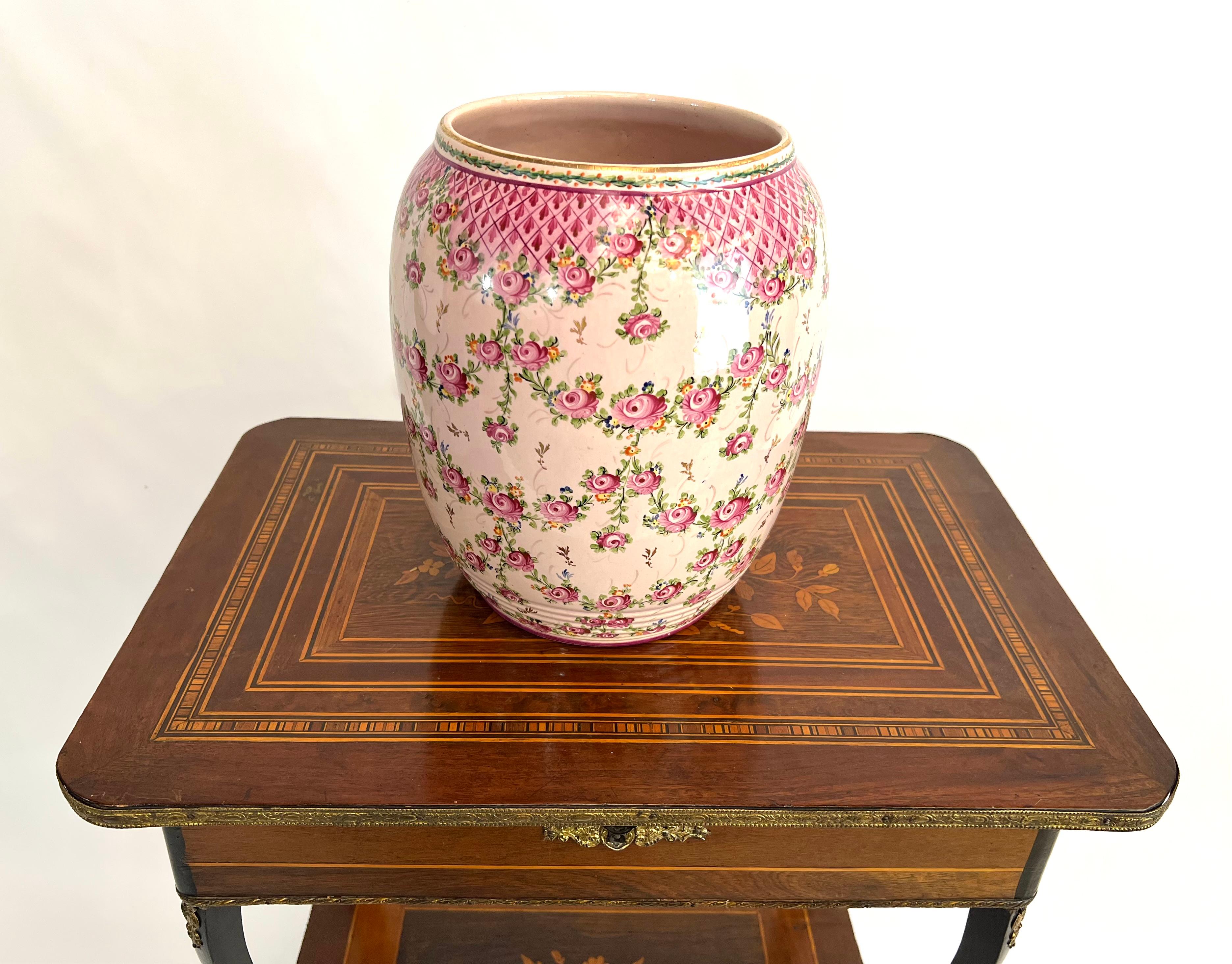 Pink vase with rose decor in faience of Clamecy In Excellent Condition For Sale In LA FERTÉ-SOUS-JOUARRE, FR
