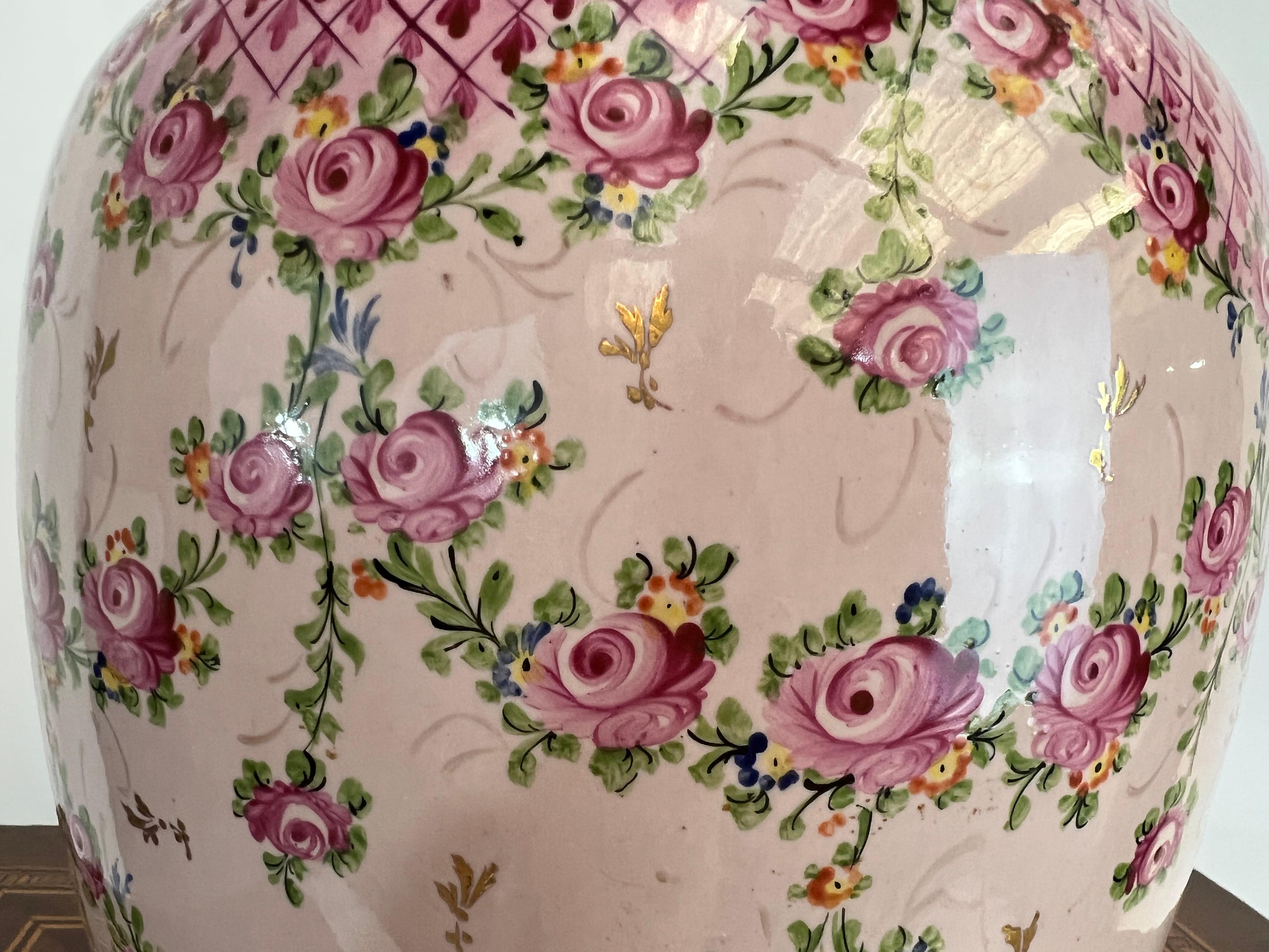 20ième siècle Vase rose avec décor rose en faïence Clamecy