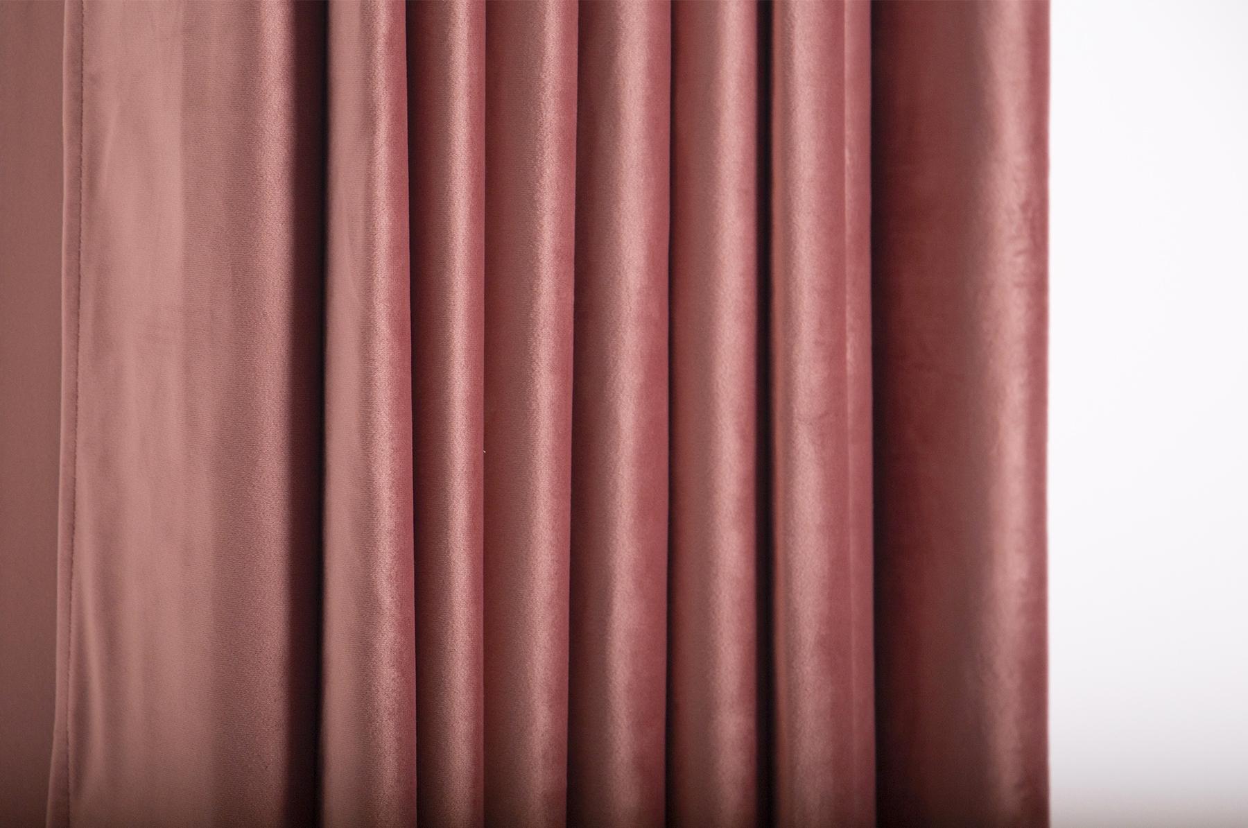 Italienischer anpassbarer Vorhang aus rosa Samt und Messing der Vintage Domus Kollektion (Moderne) im Angebot