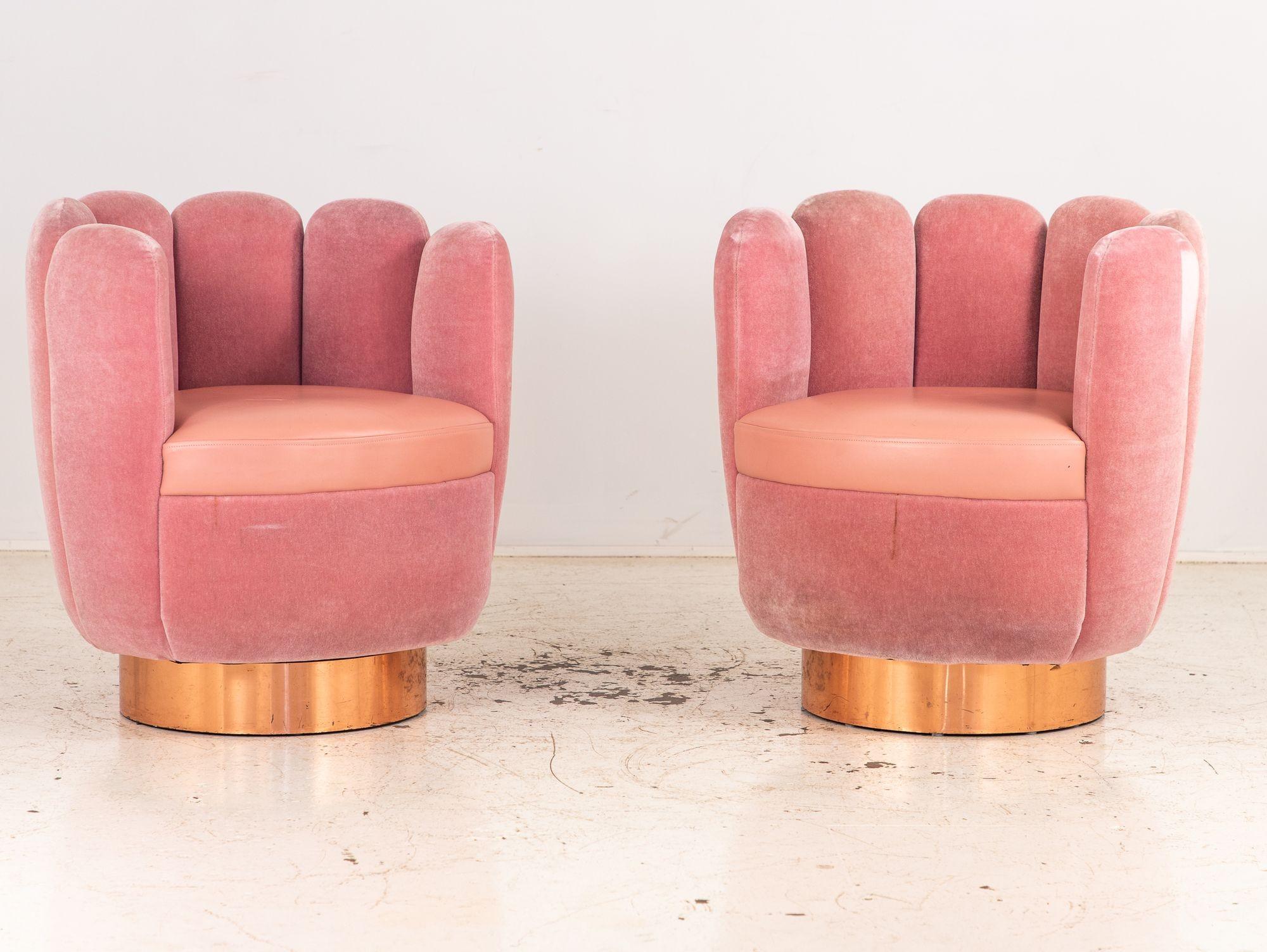This exquisite pink velvet chair, custom-designed by India Mahdavi in 2014 for Sketch’s iconic Pink Dining Room in Mayfair, London, epitomizes modern elegance. Crafted in England, the Charlotte swivel armchair features plush Pierre Frey velvet