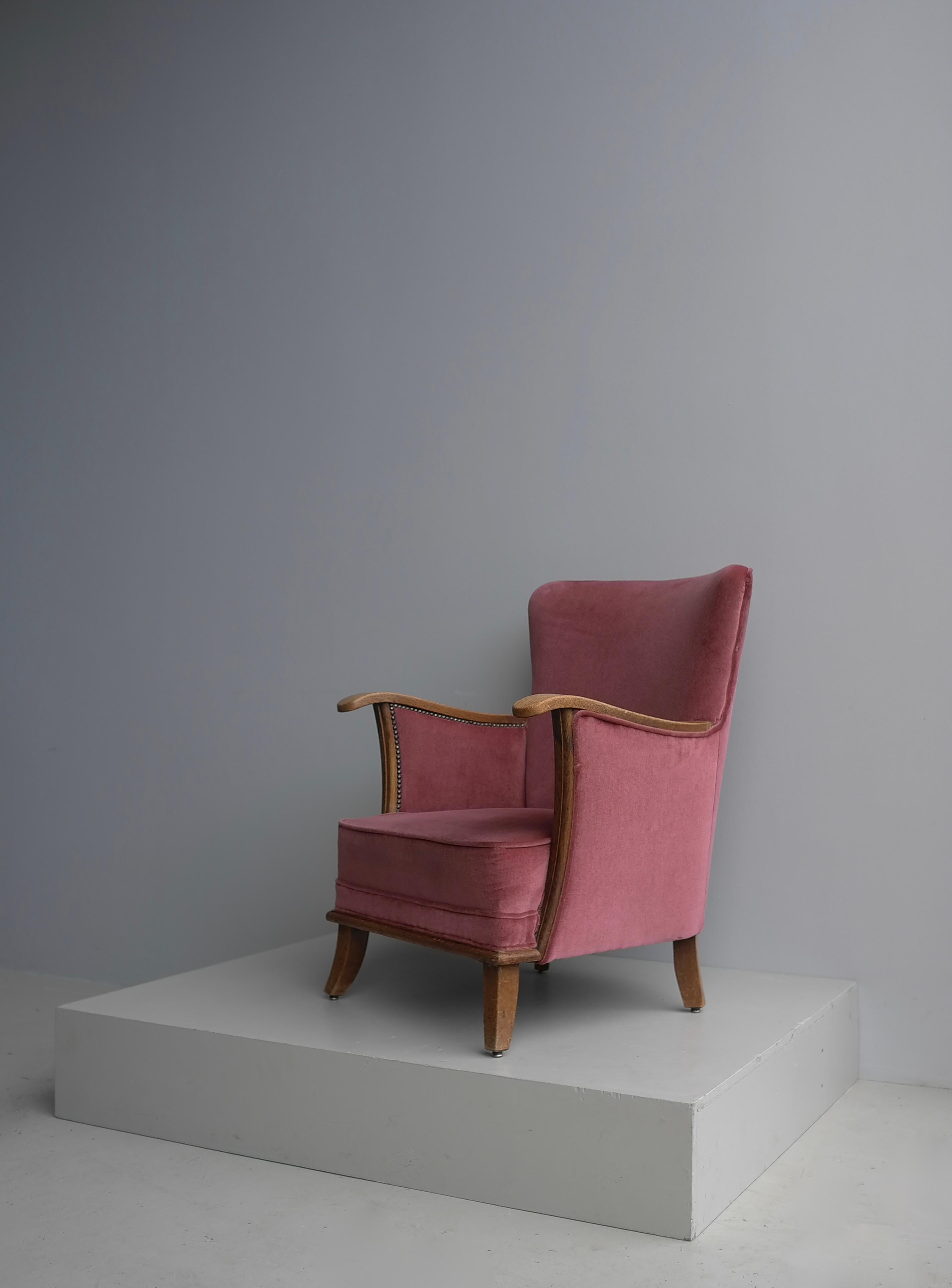Mid-20th Century Pink Velvet and Oak Art Deco Lounge Chair, The Netherlands 1930's For Sale