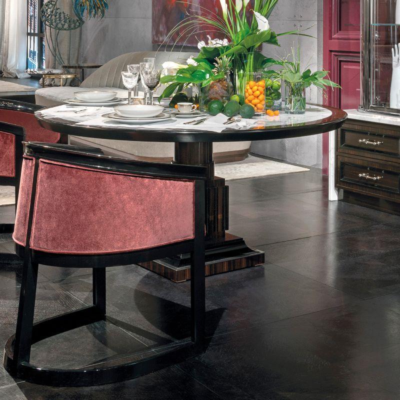 Un design moderne et sophistiqué débordant de flair vintage, ce superbe fauteuil s'imposera dans un intérieur contemporain et éclectique. Fabriqué en bois laqué noir, sa forme courbée et épurée est recouverte d'un fin velours rose. Également