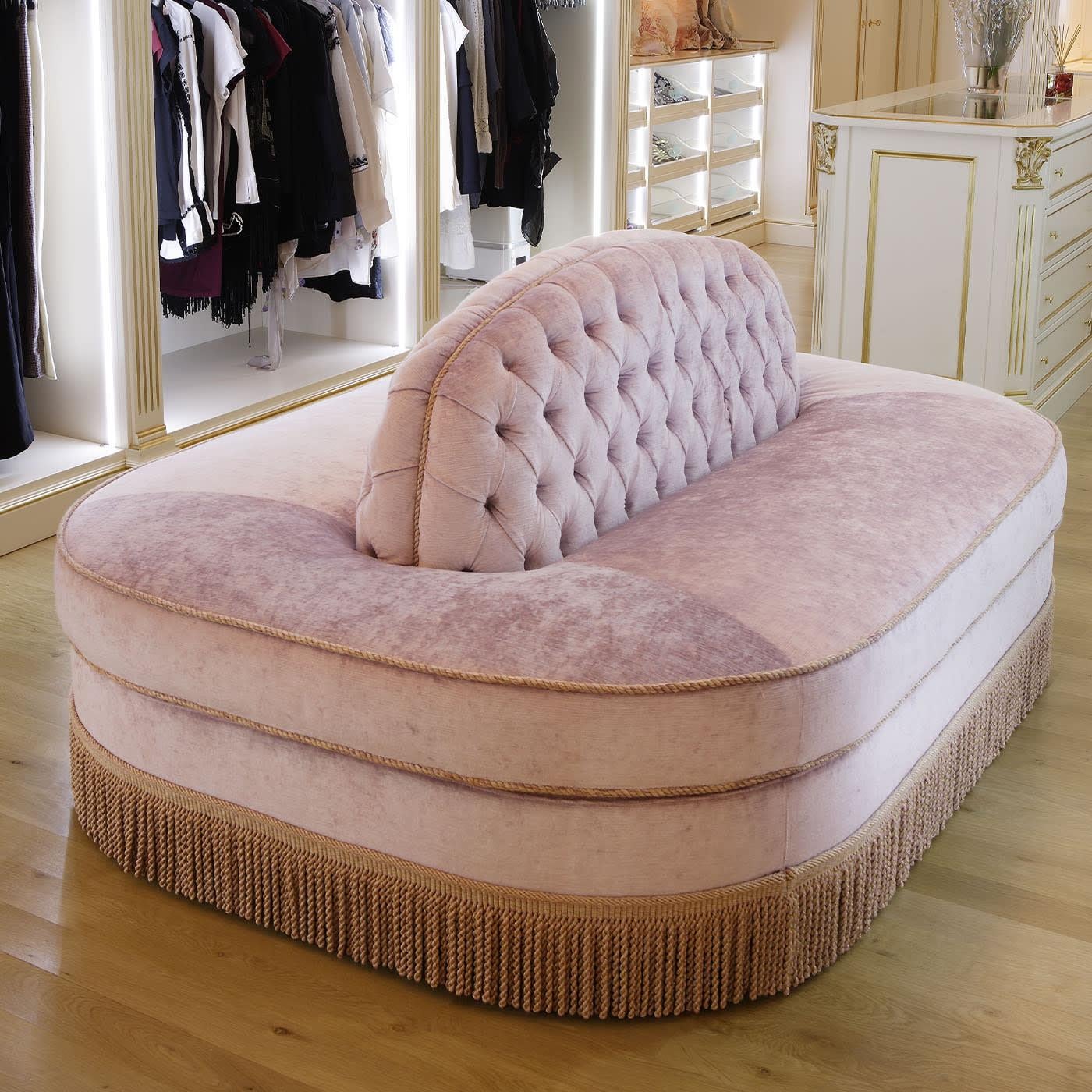 Scopri questo elegante divano rosa rivestito in lussuoso velluto di Ros Italia Interiors. Per ulteriori informazioni, contatta il servizio di portineria.