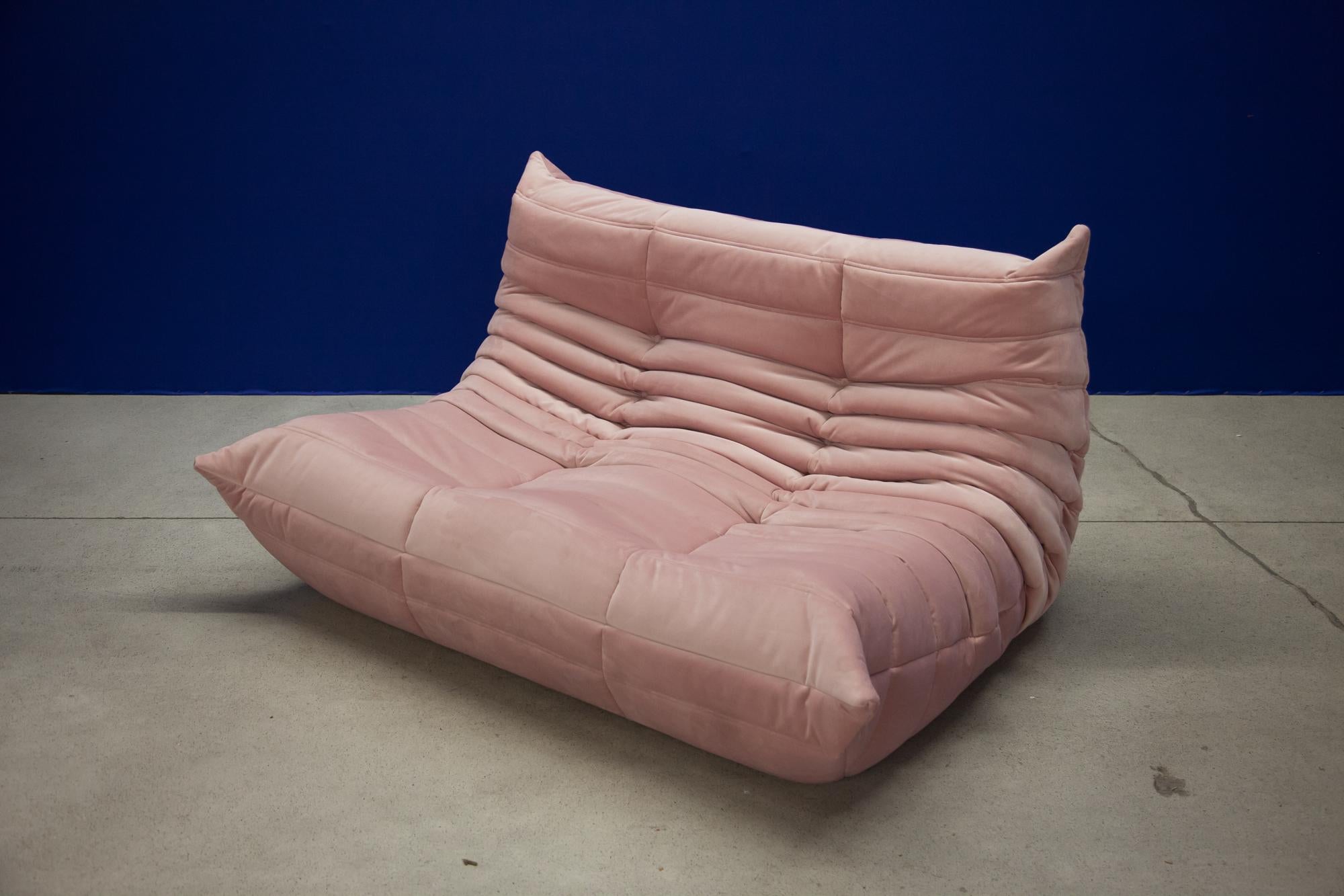 Diese Togo-Wohnzimmergarnitur wurde 1974 von Michel Ducaroy entworfen und von Ligne Roset in Frankreich hergestellt. Jedes Stück trägt das Original-Logo von Ligne Roset und einen echten Boden. Es wurde mit hochwertigem rosa Samt neu bezogen und