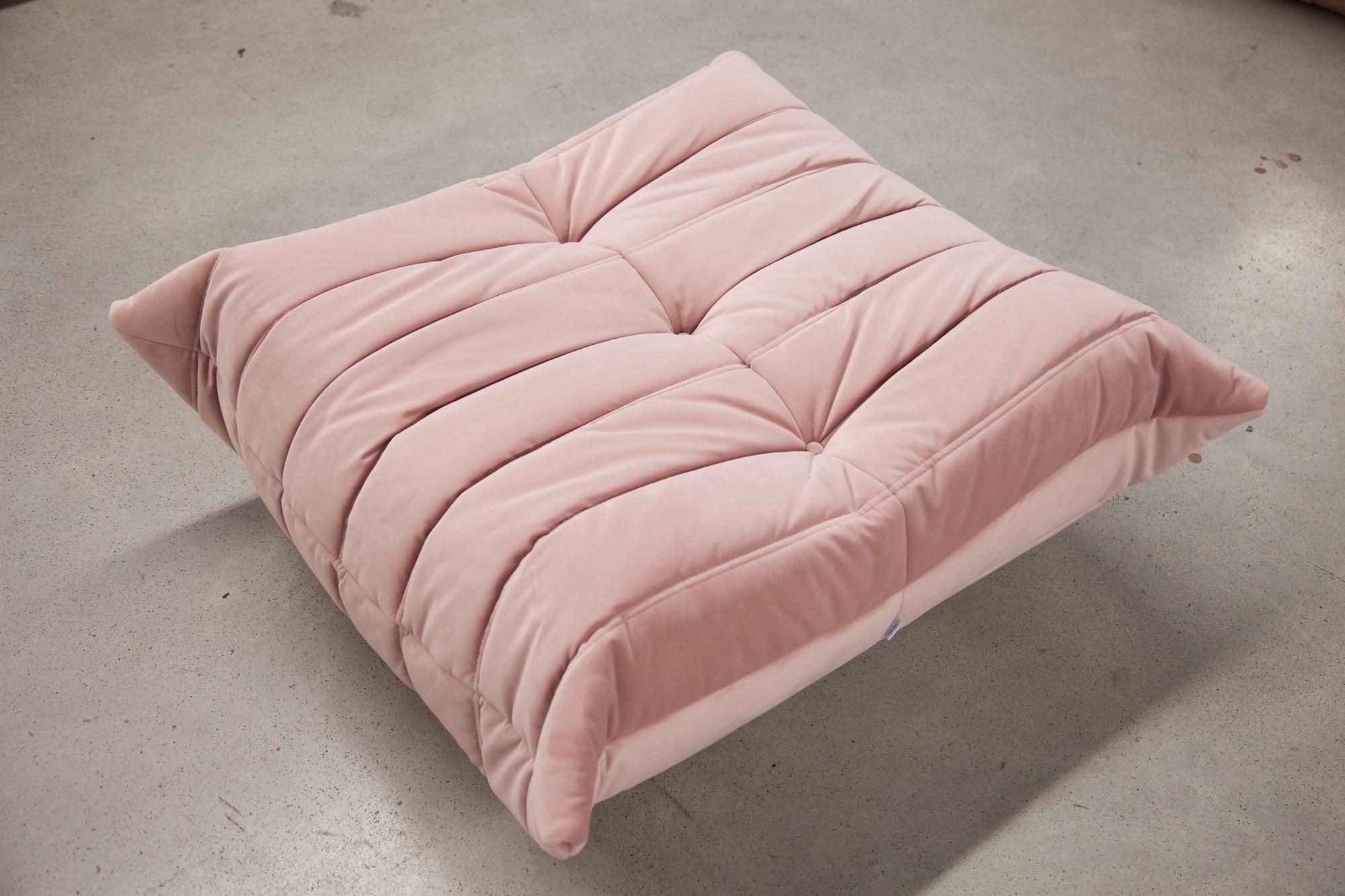 Togo-Sofa-Set aus rosa Samt von Michel Ducaroy für Ligne Roset, 1970er Jahre, 5er-Set im Angebot 3