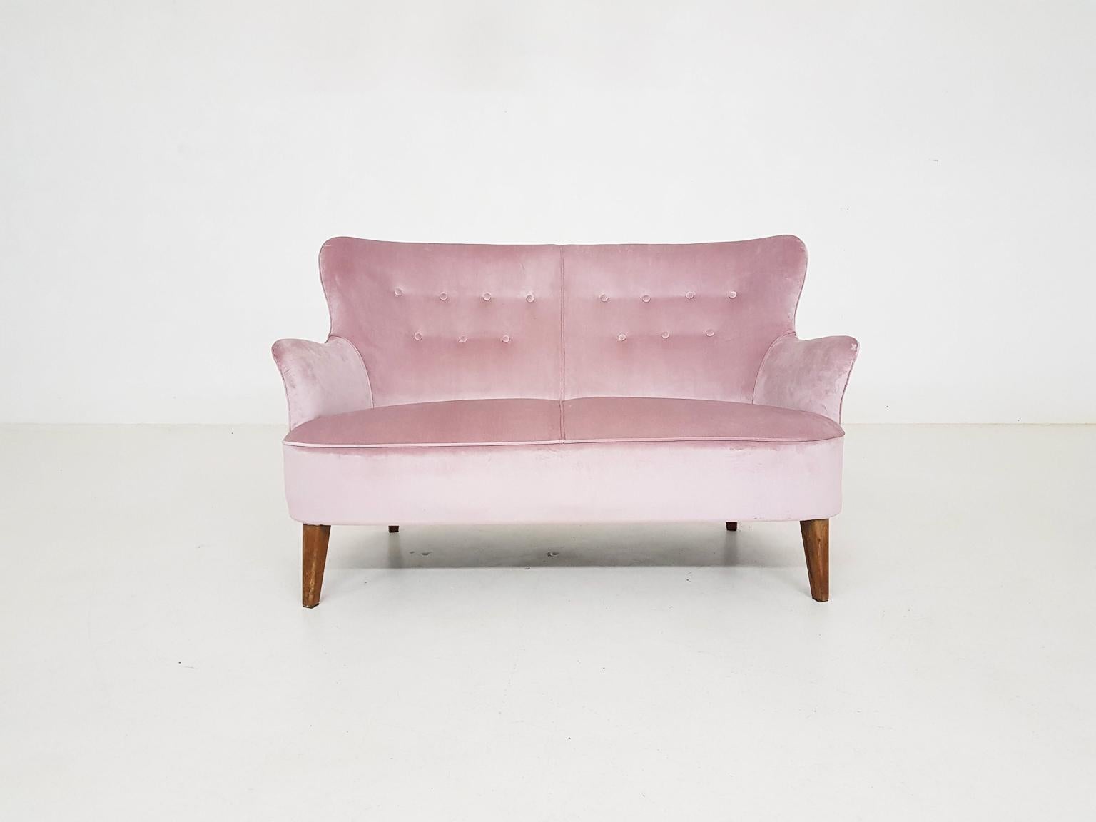 Lovely two-seat sofa in new pink velvet by Dutch designer Theo Ruth for Artifort the Netherlands.

Theo Ruth started working for Artifort in 1936. At Artifort he led a team of designers responsible for many works of famous designers as Pierre