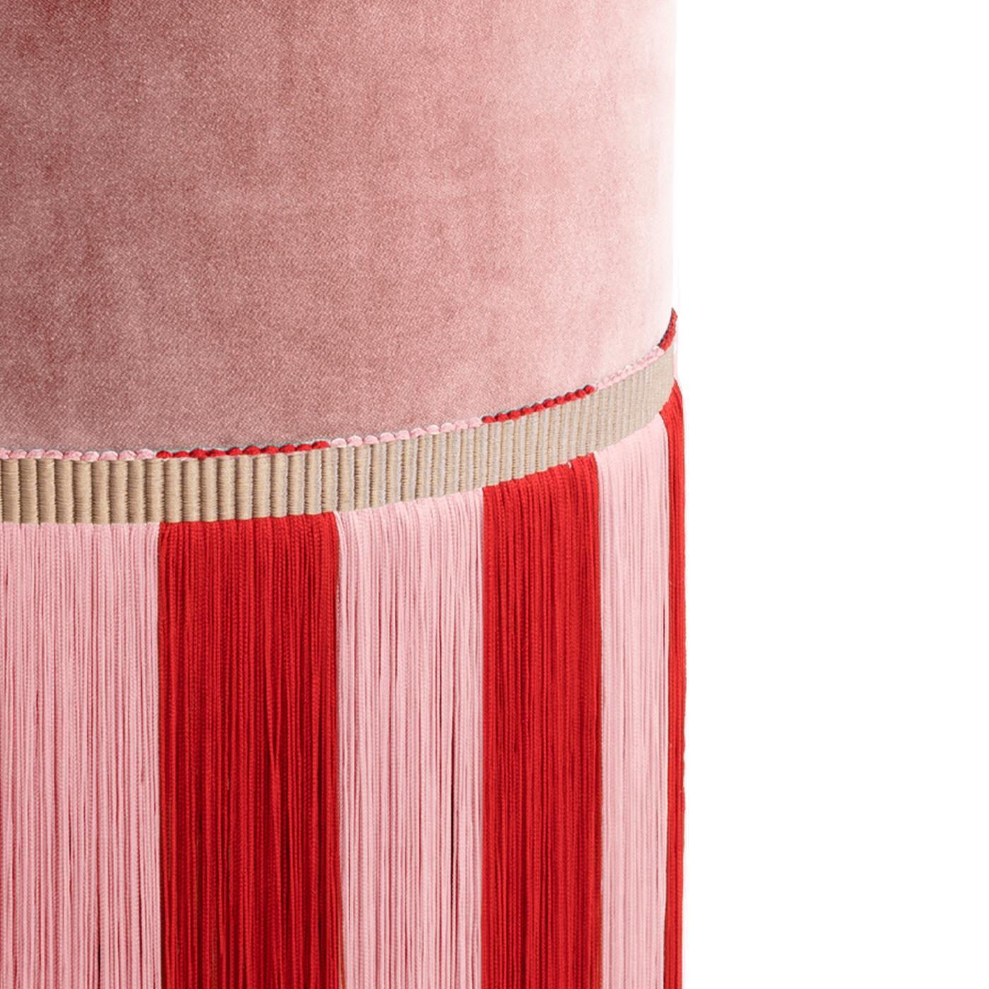 Pouf in velluto rosa con strisce a frange bicolore in vendita 2
