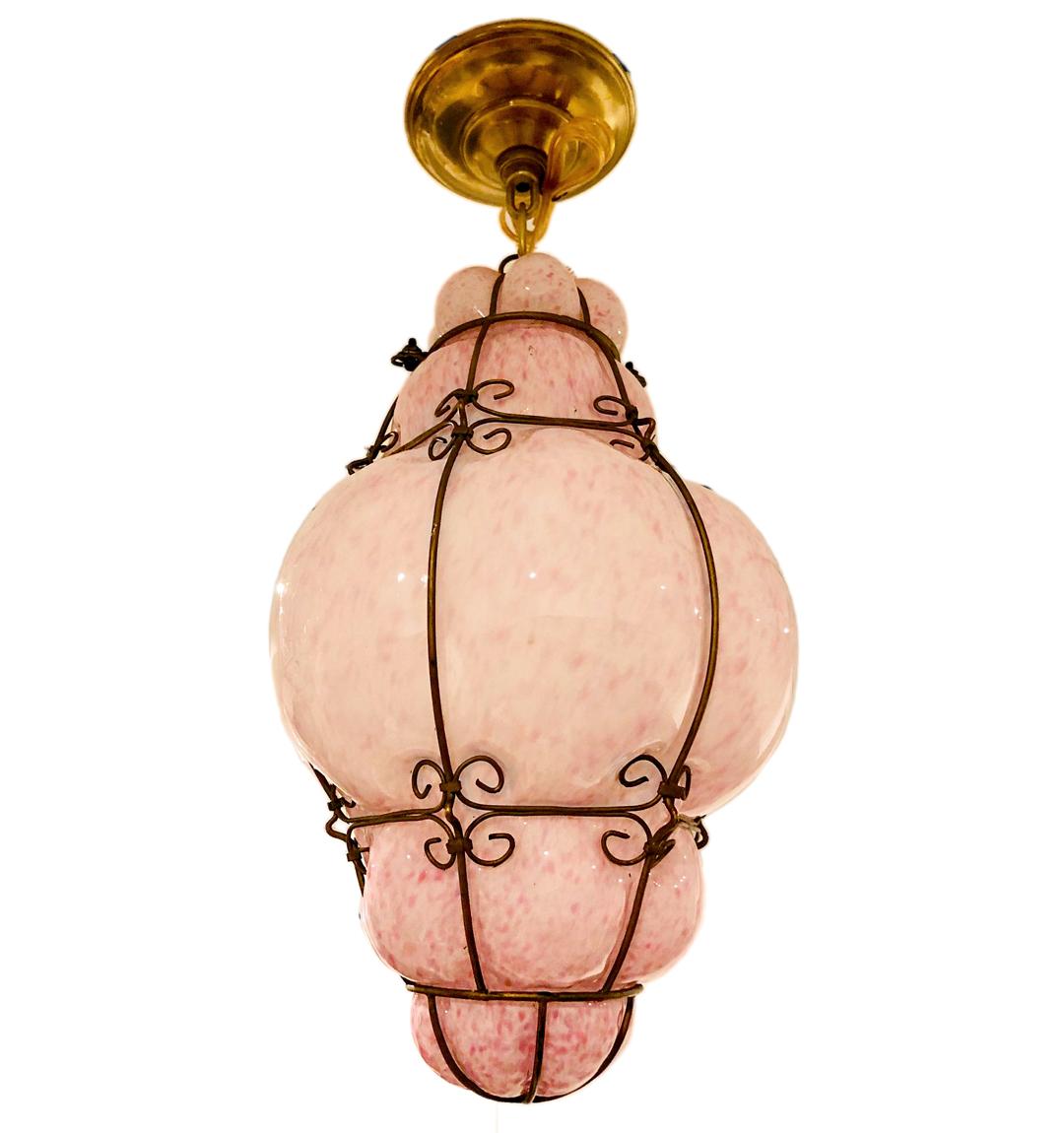 Eine rosafarbene mundgeblasene Murano-Glaslaterne aus den 1930er Jahren mit Eisenrahmen.

Abmessungen:
Fallhöhe: 16