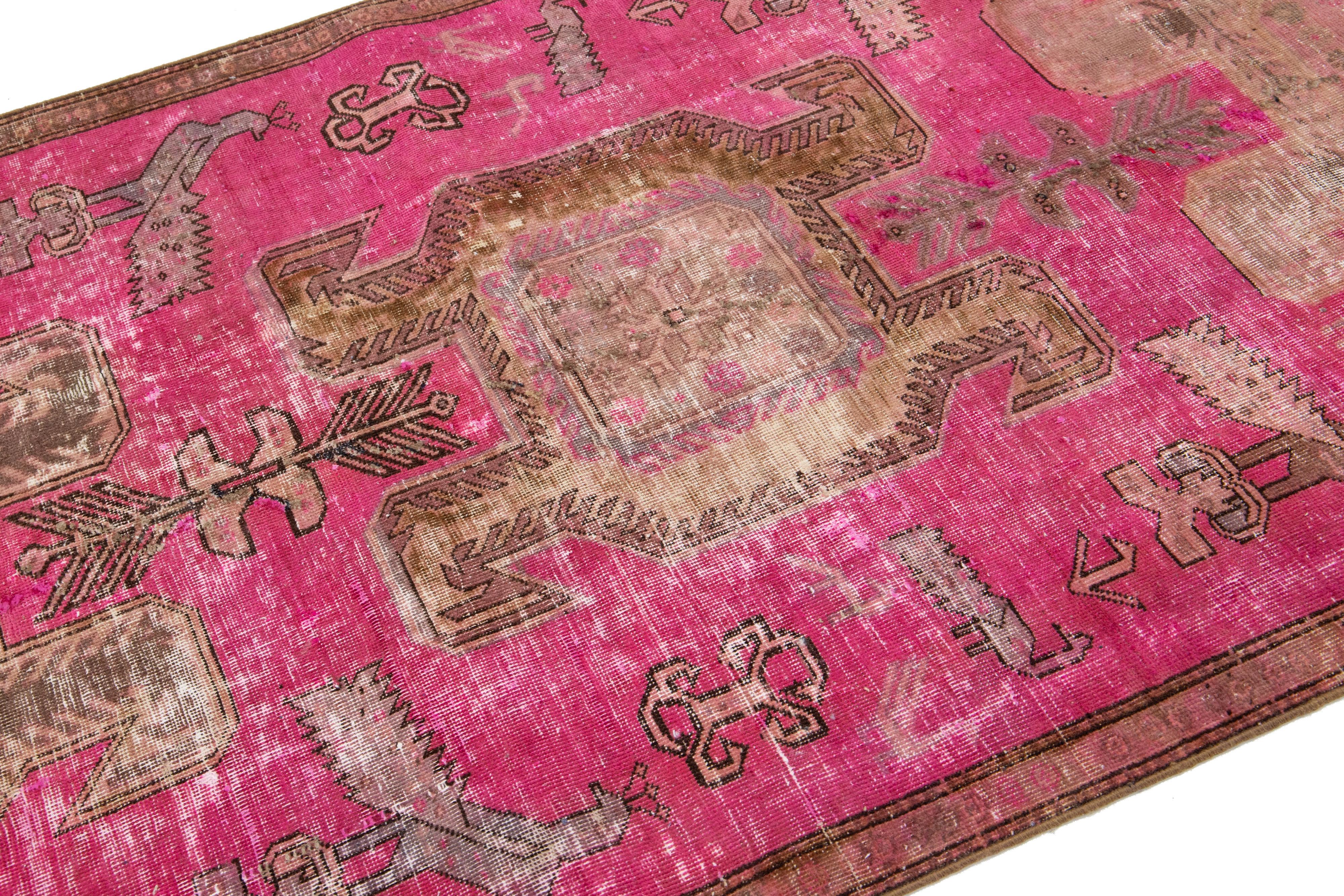 Vintage Distressed Persischer Wollteppich im Vintage-Stil mit Stammesmuster in Rosa (Handgeknüpft) im Angebot