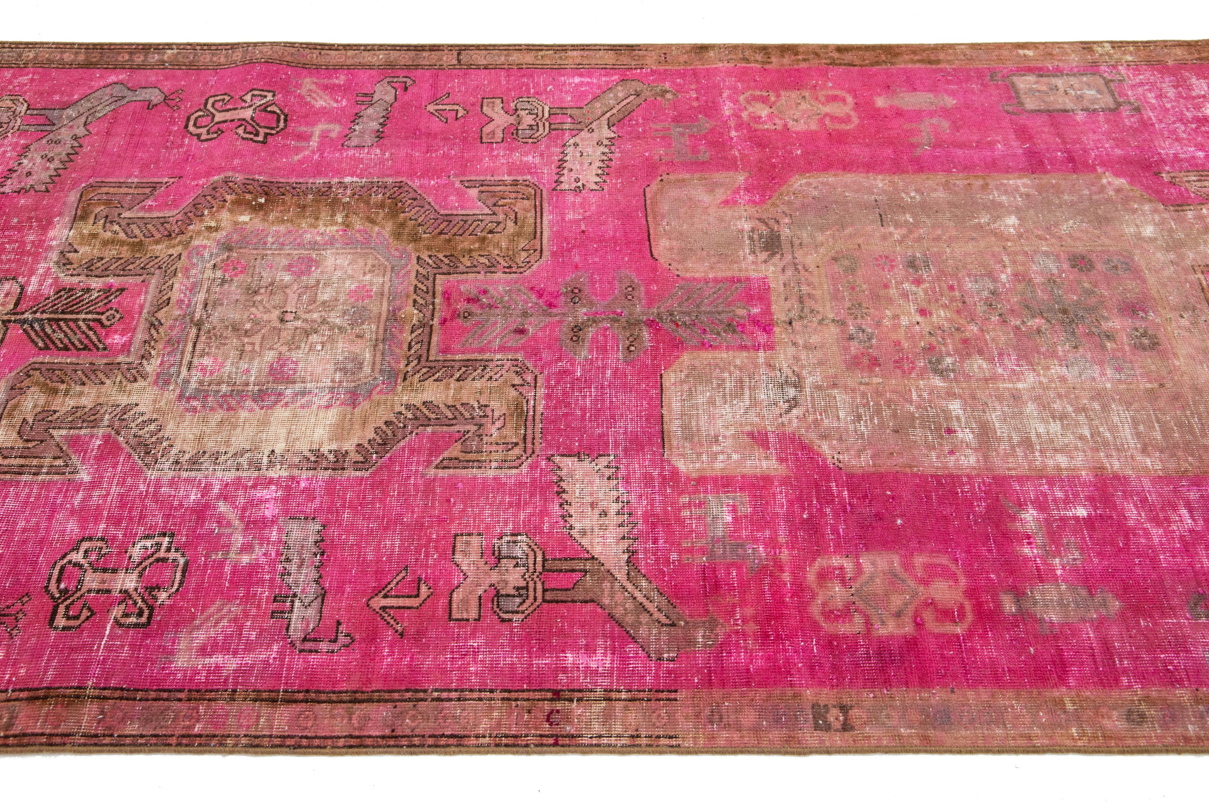 Vintage Distressed Persischer Wollteppich im Vintage-Stil mit Stammesmuster in Rosa im Zustand „Starke Gebrauchsspuren“ im Angebot in Norwalk, CT