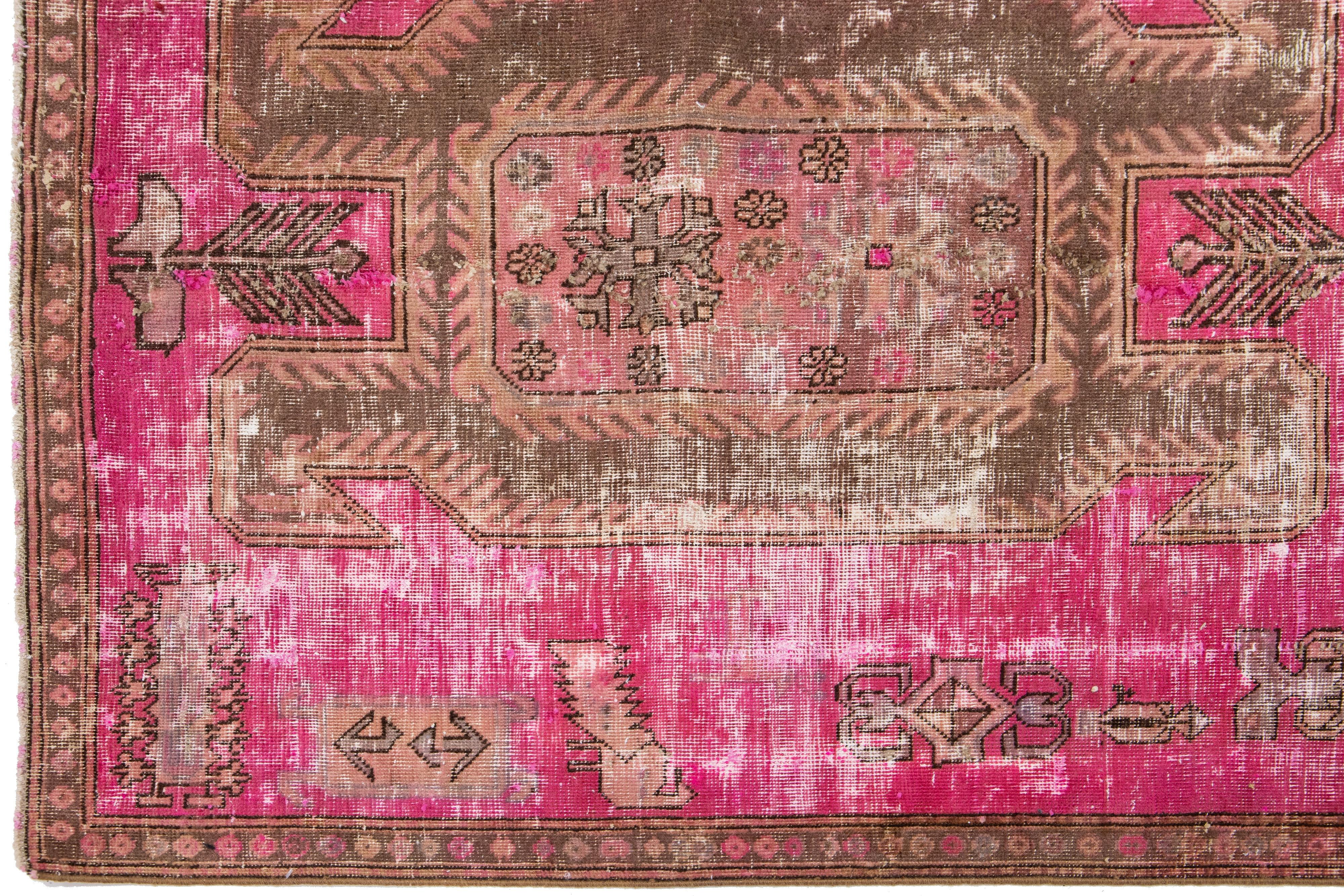 Vintage Distressed Persischer Wollteppich im Vintage-Stil mit Stammesmuster in Rosa (20. Jahrhundert) im Angebot