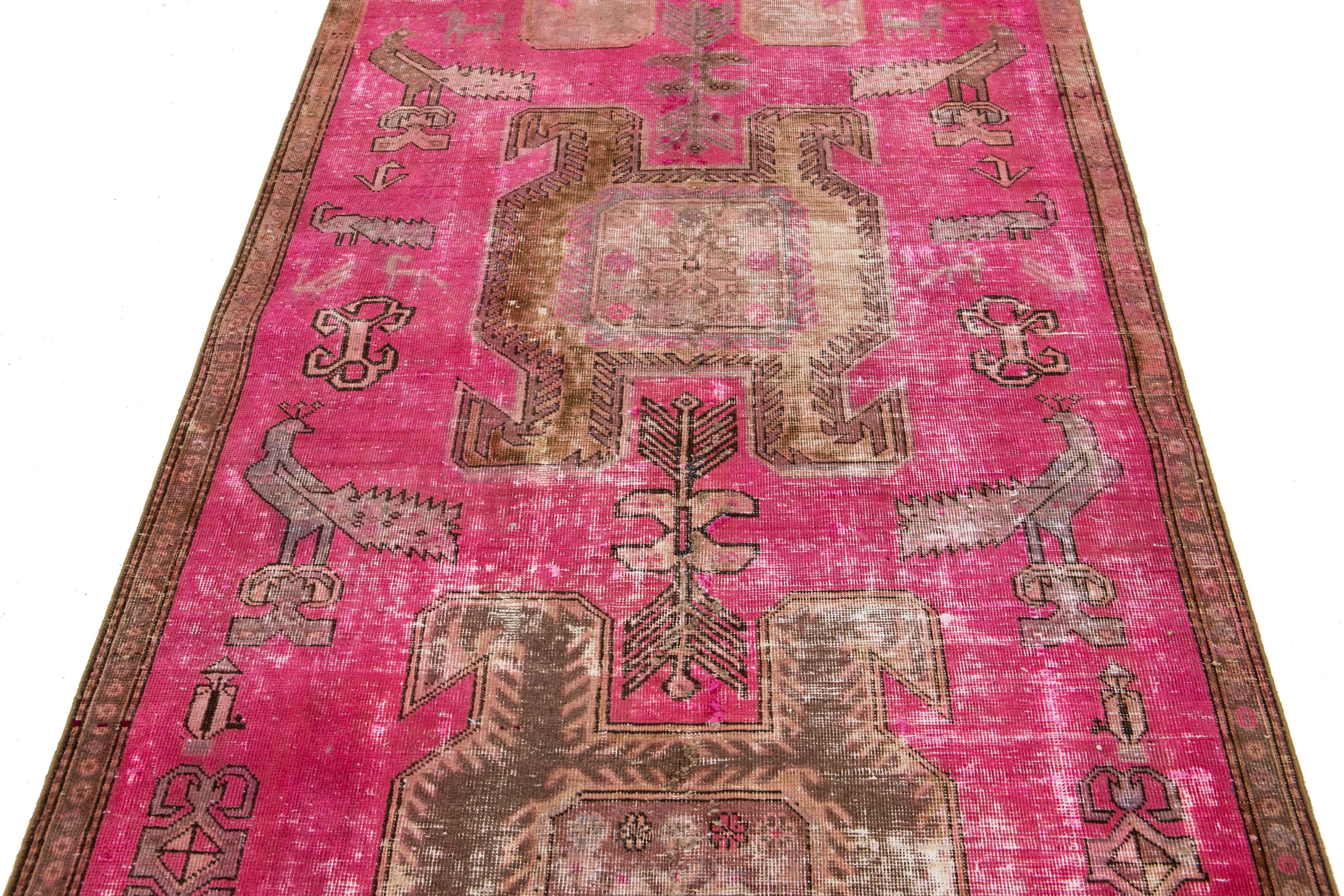 Vintage Distressed Persischer Wollteppich im Vintage-Stil mit Stammesmuster in Rosa (Wolle) im Angebot