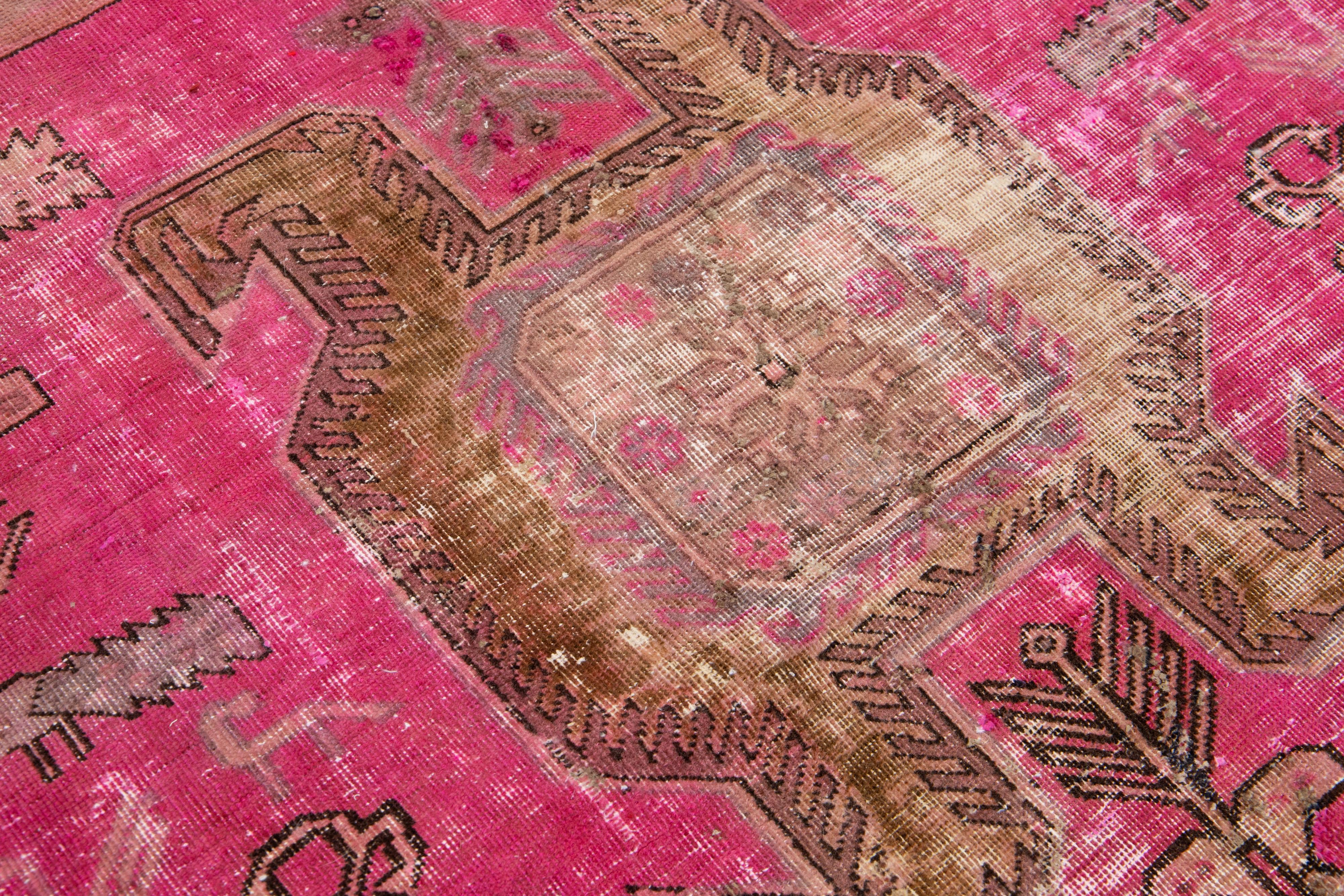 Vintage Distressed Persischer Wollteppich im Vintage-Stil mit Stammesmuster in Rosa im Angebot 1