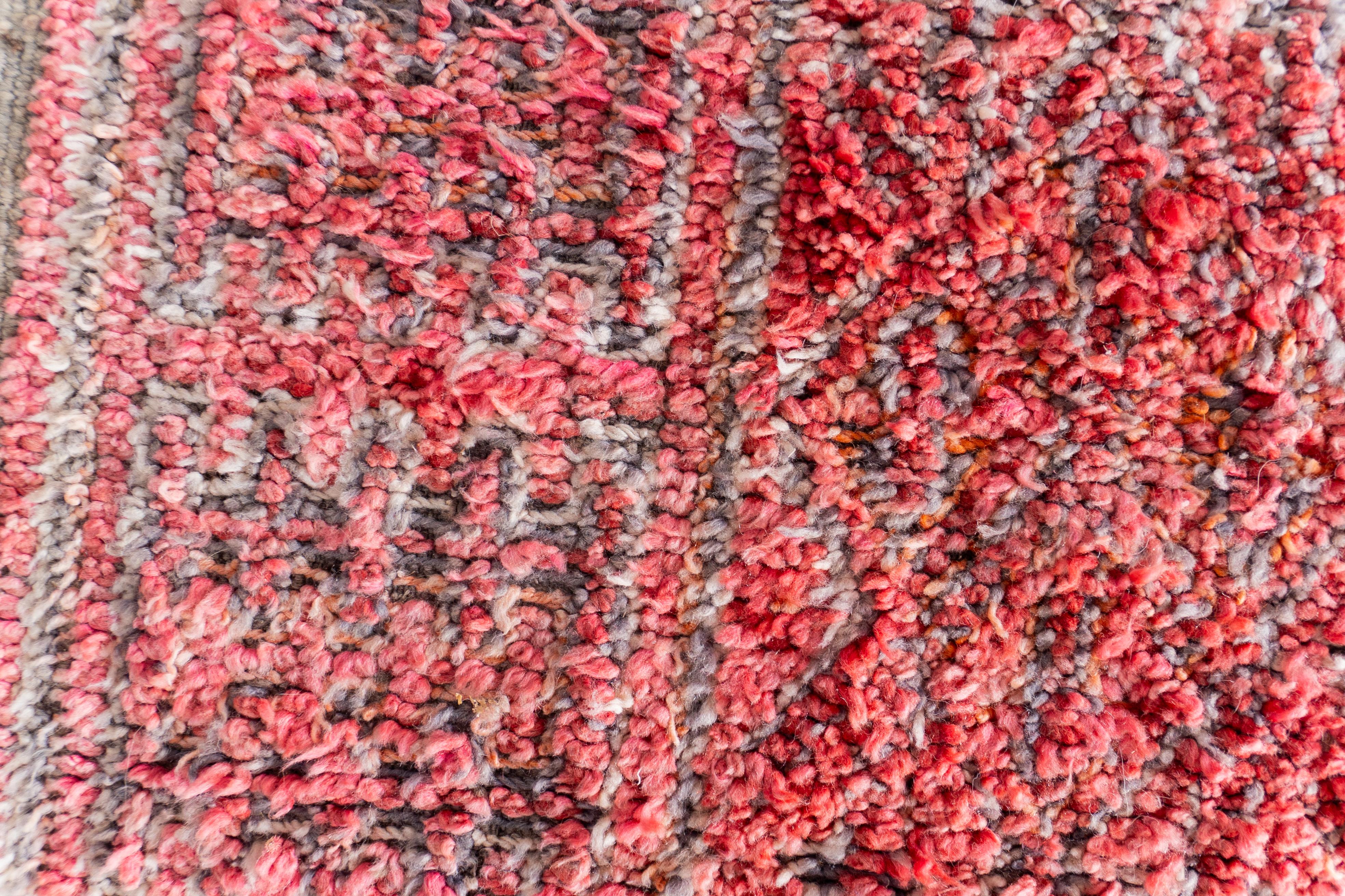 Rosa Vintage marokkanischen Berber Teppich aus 70er Jahren 100% Wolle 7x12.5 Ft 210x380 Cm im Zustand „Gut“ im Angebot in Salé, MA