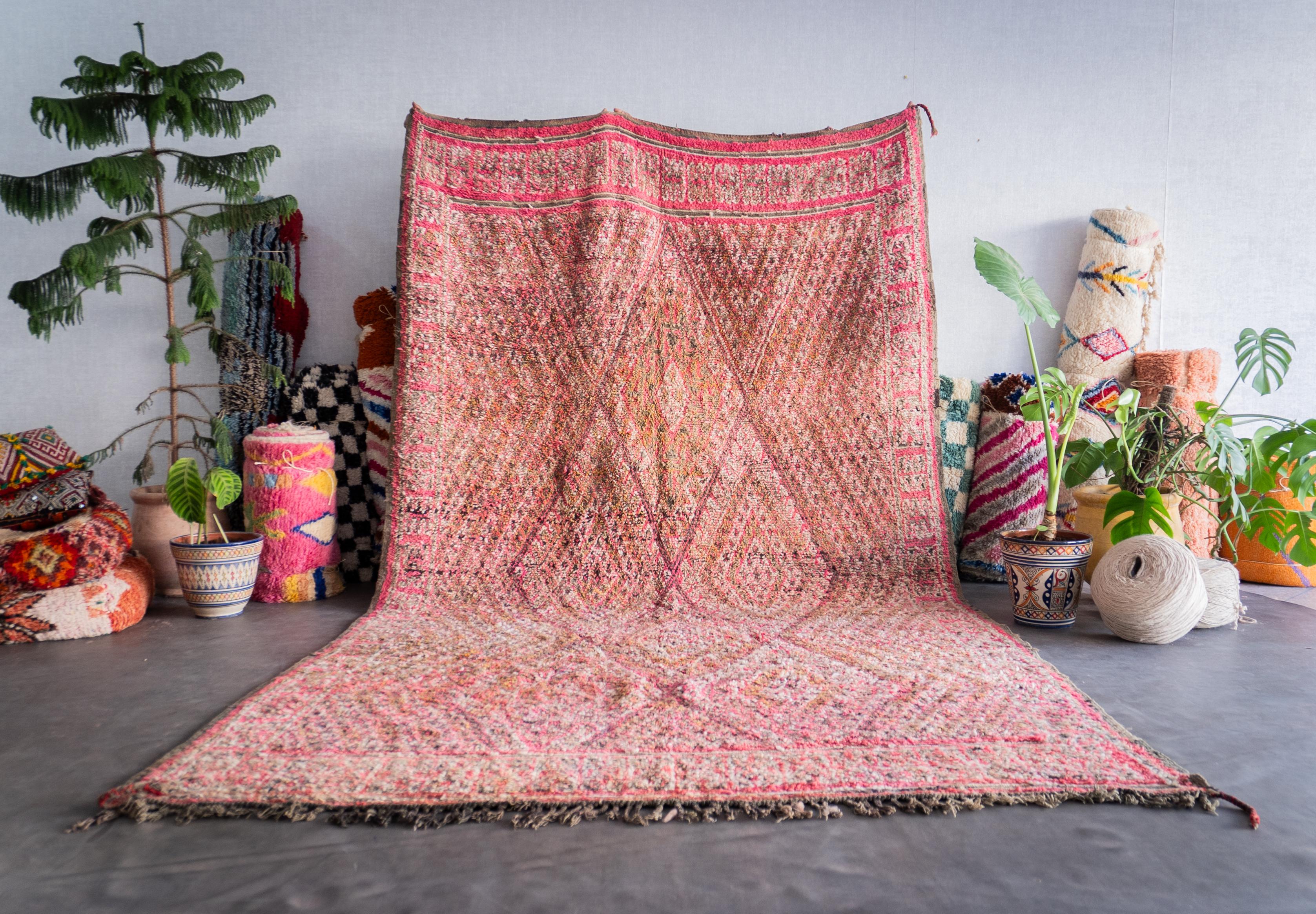 Entdecken Sie das reiche Erbe, das in unserem rosa marokkanischen Vintage-Teppich eingewoben ist. Jeder Berberteppich wird von erfahrenen Kunsthandwerkern mit bewährten Techniken handgefertigt und ist ein einzigartiges Zeugnis der marokkanischen