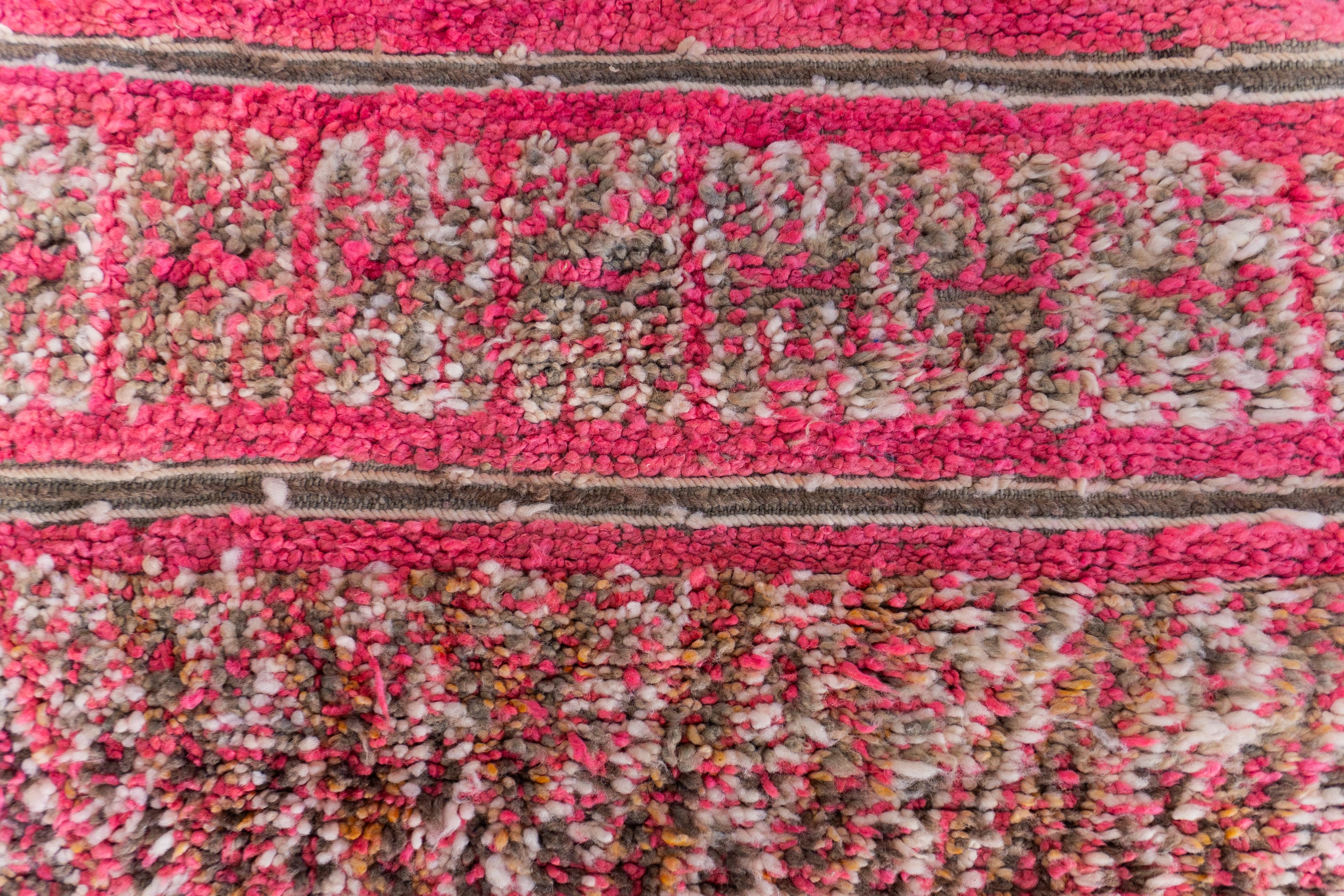 Tapis marocain rose vintage des années 70  100% laine 7,2x12,5 Ft 220x380 Cm Bon état - En vente à Salé, MA