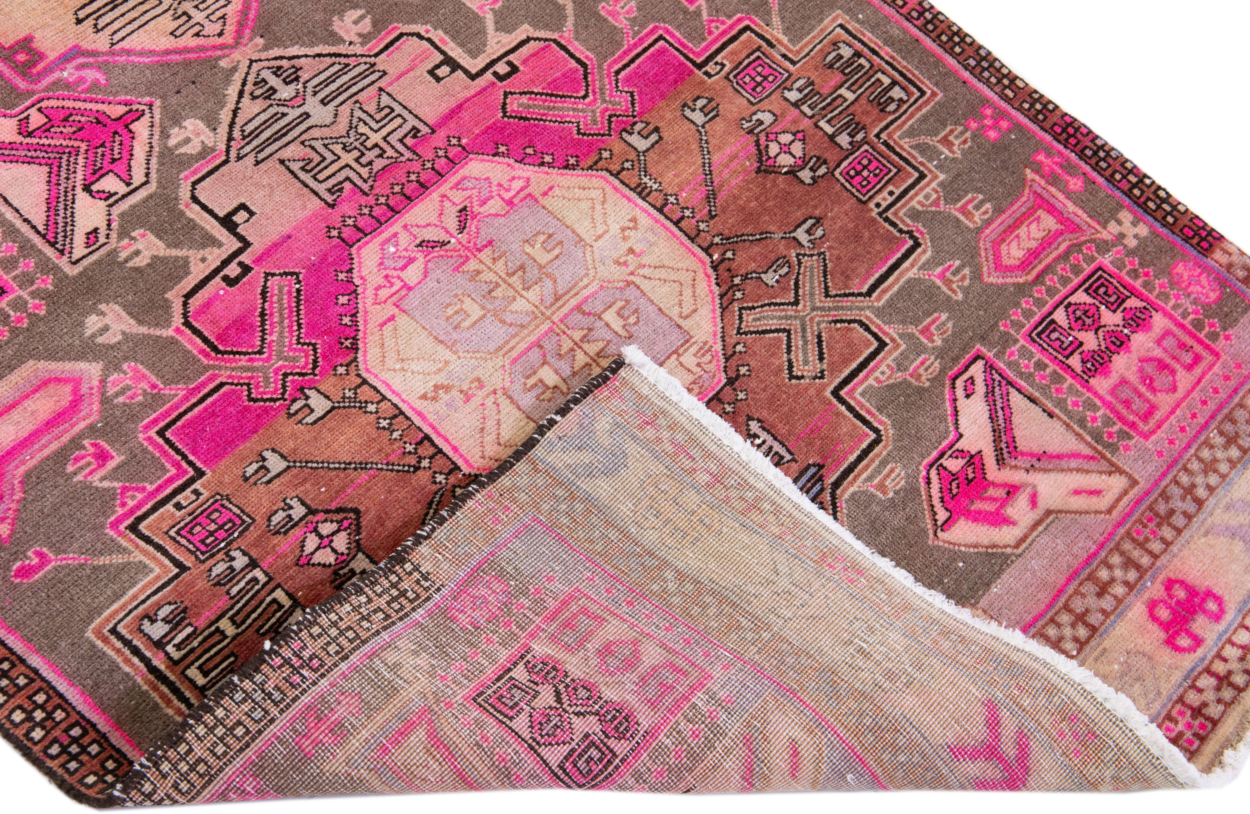Wunderschöner handgeknüpfter Vintage Malayer Wollteppich mit einem rosa Farbfeld. Dieses Stück von Malayer hat graue und beigefarbene Akzente in einem wunderschönen geometrischen Allover-Muster.

Dieser Teppich misst: 3'6