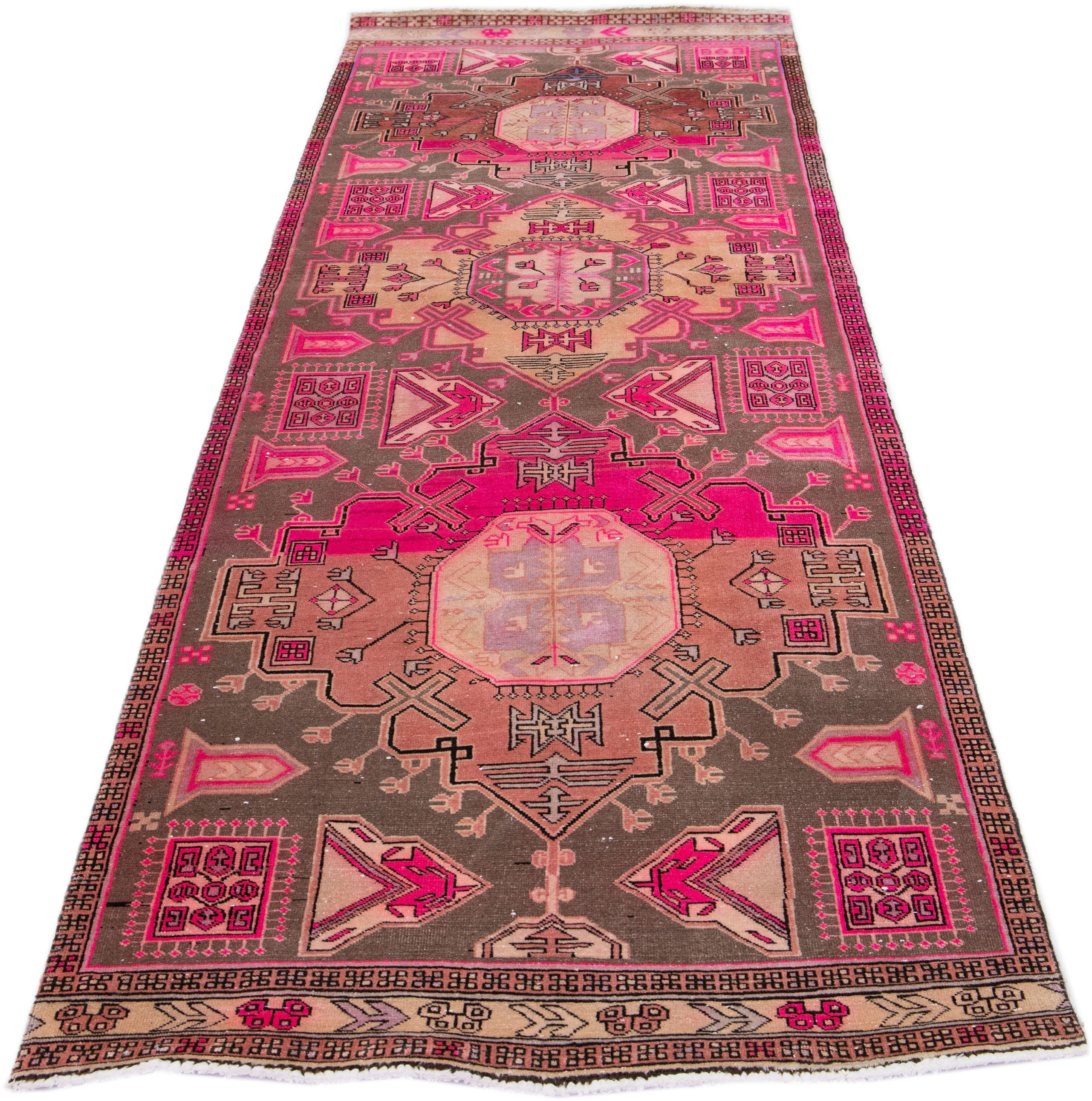 Persischer Malayer-Läufer aus Wolle mit Stammesmuster in Rosa, handgefertigt (Handgeknüpft) im Angebot