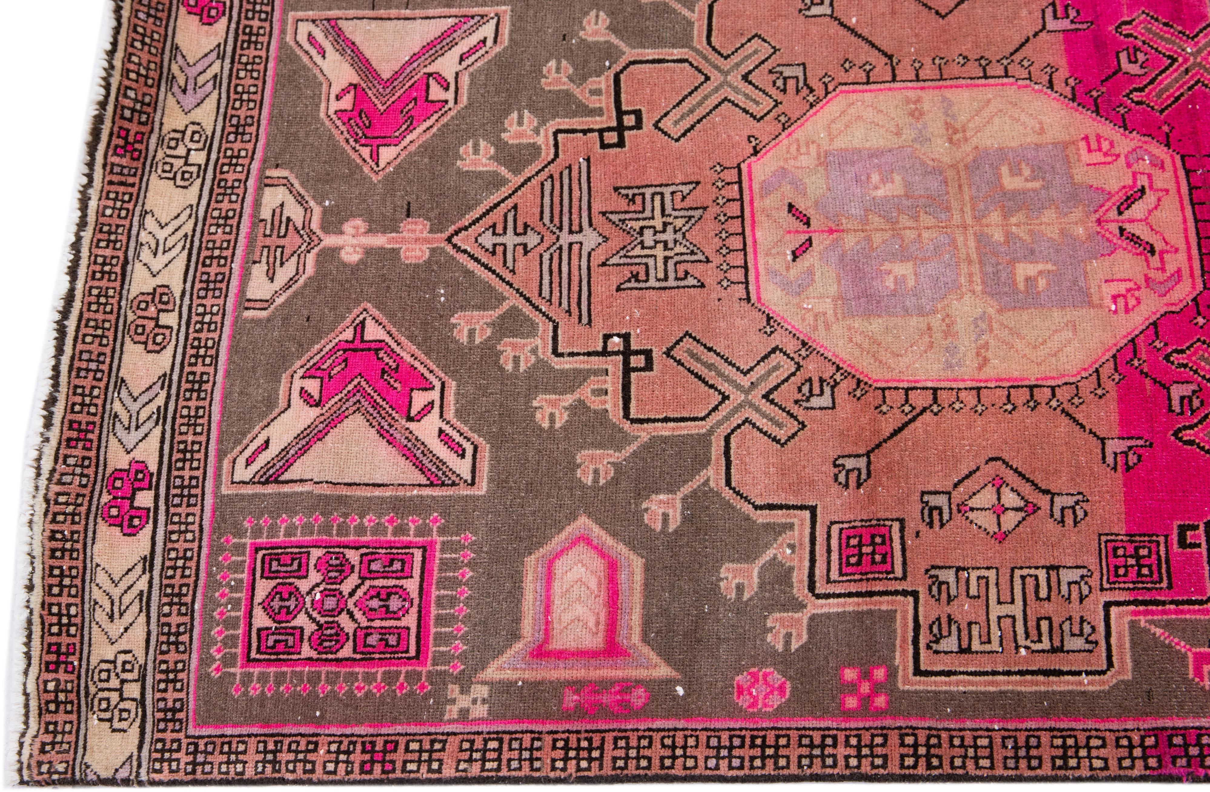 Persischer Malayer-Läufer aus Wolle mit Stammesmuster in Rosa, handgefertigt im Zustand „Gut“ im Angebot in Norwalk, CT