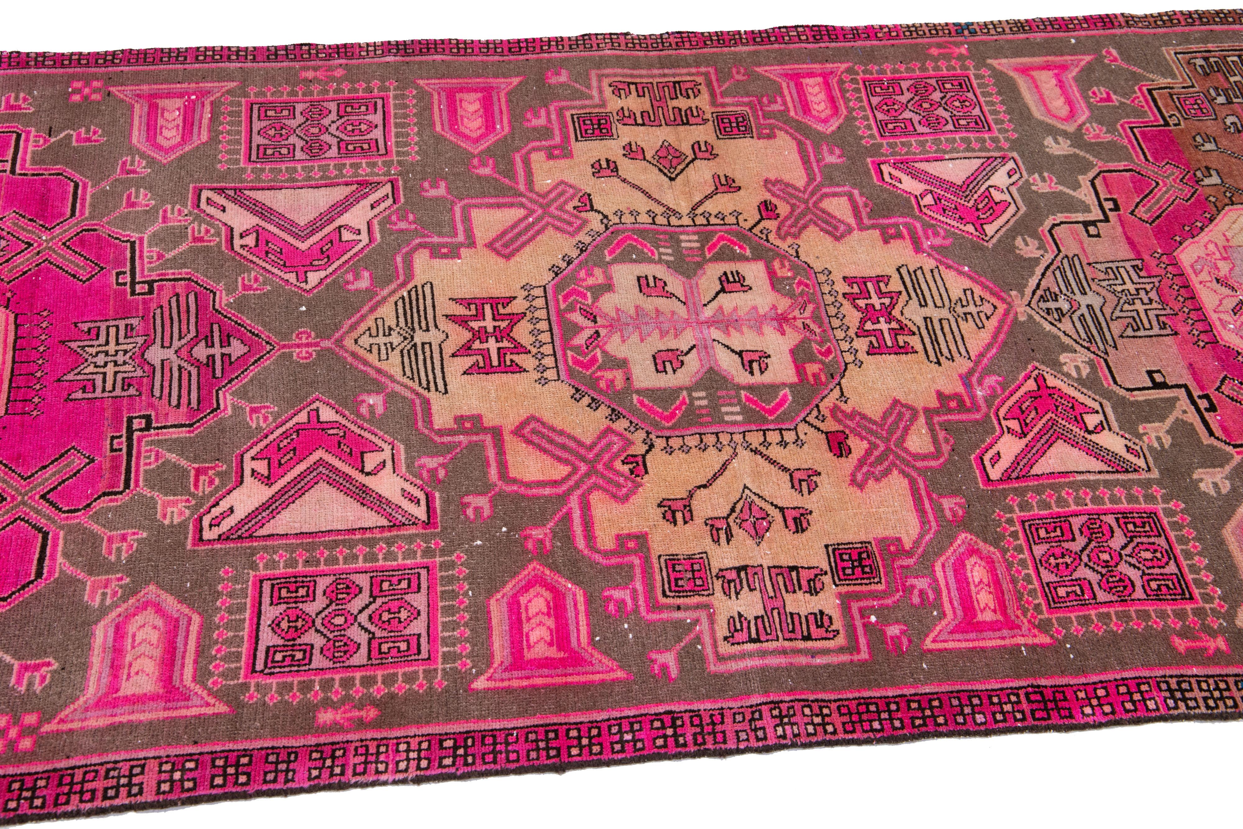 Persischer Malayer-Läufer aus Wolle mit Stammesmuster in Rosa, handgefertigt (20. Jahrhundert) im Angebot