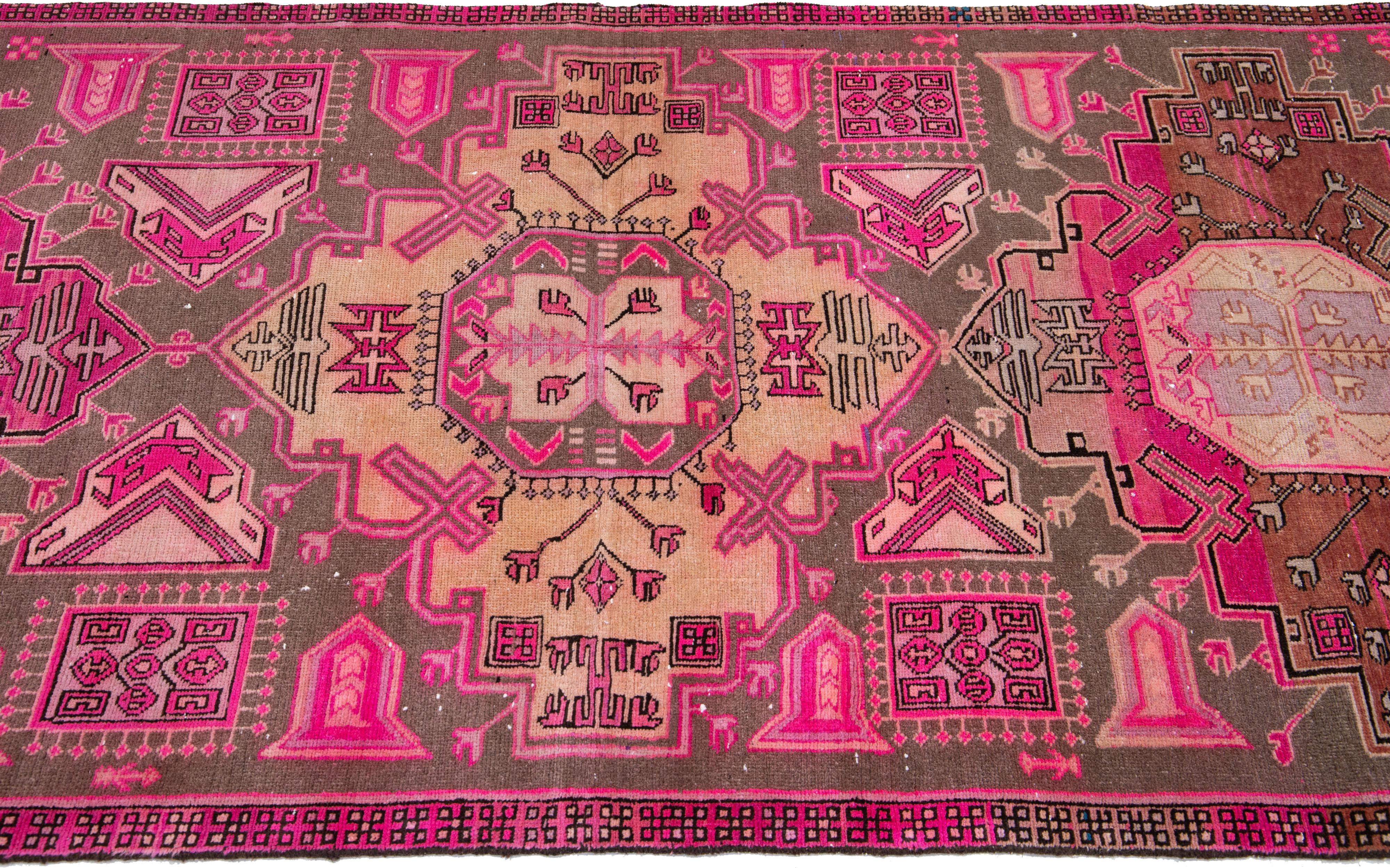 Persischer Malayer-Läufer aus Wolle mit Stammesmuster in Rosa, handgefertigt im Angebot 1