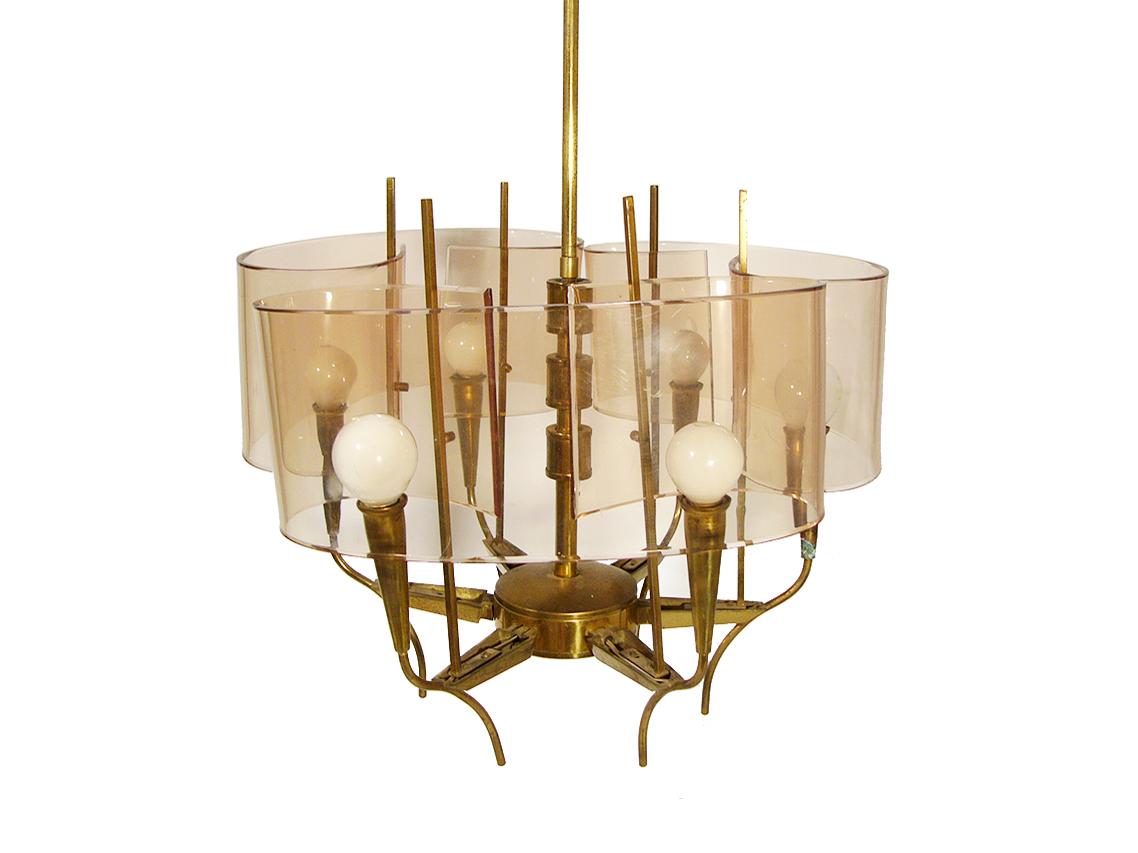 Mid century modern 6-light chandelier made from brass and pink/violet perspex shades. Good condition: signs of oxidation of the brass structure and very slight signs of wear of the plastic lampshades.