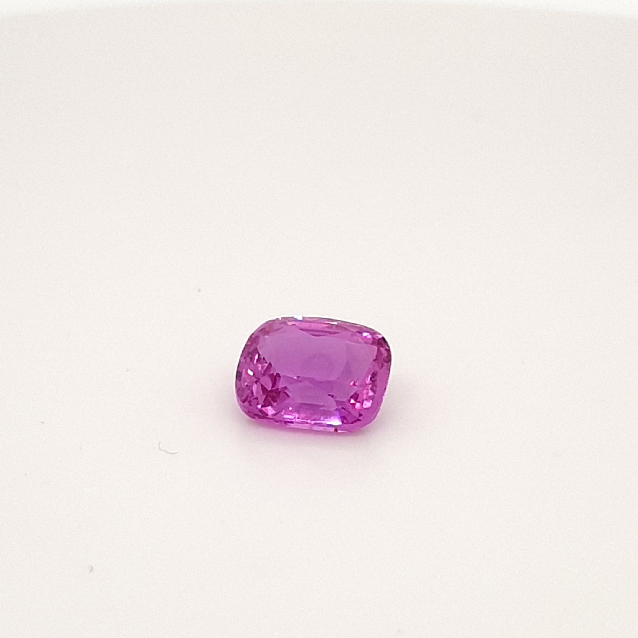 We are delighted to be able to offer for sale, this 3,04 ct. Sapphire from our exclusive collection.
This beautiful gem has a soft pink-violet color and a great fire. Cutting, proportion and cleaness enable an very high light return from every