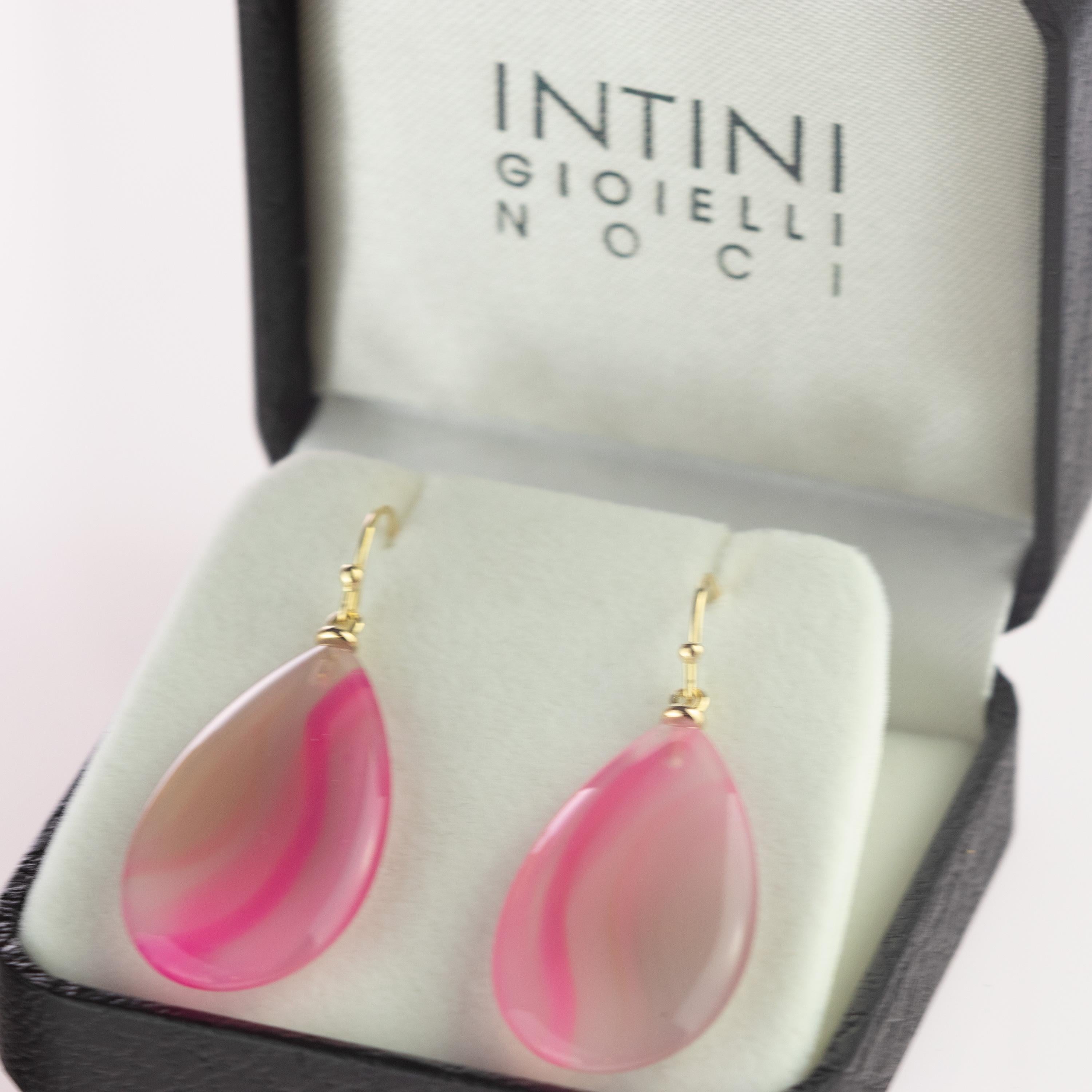 Princess pear drop 53.5 carat earrings. Masterfully created by italians hands from 18 karat yellow gold. Each feature a stunning drop-shaped. A pulish light and intense pink and white agate tear. 
 
This jewel is inspired by the legend of Cleopatra.