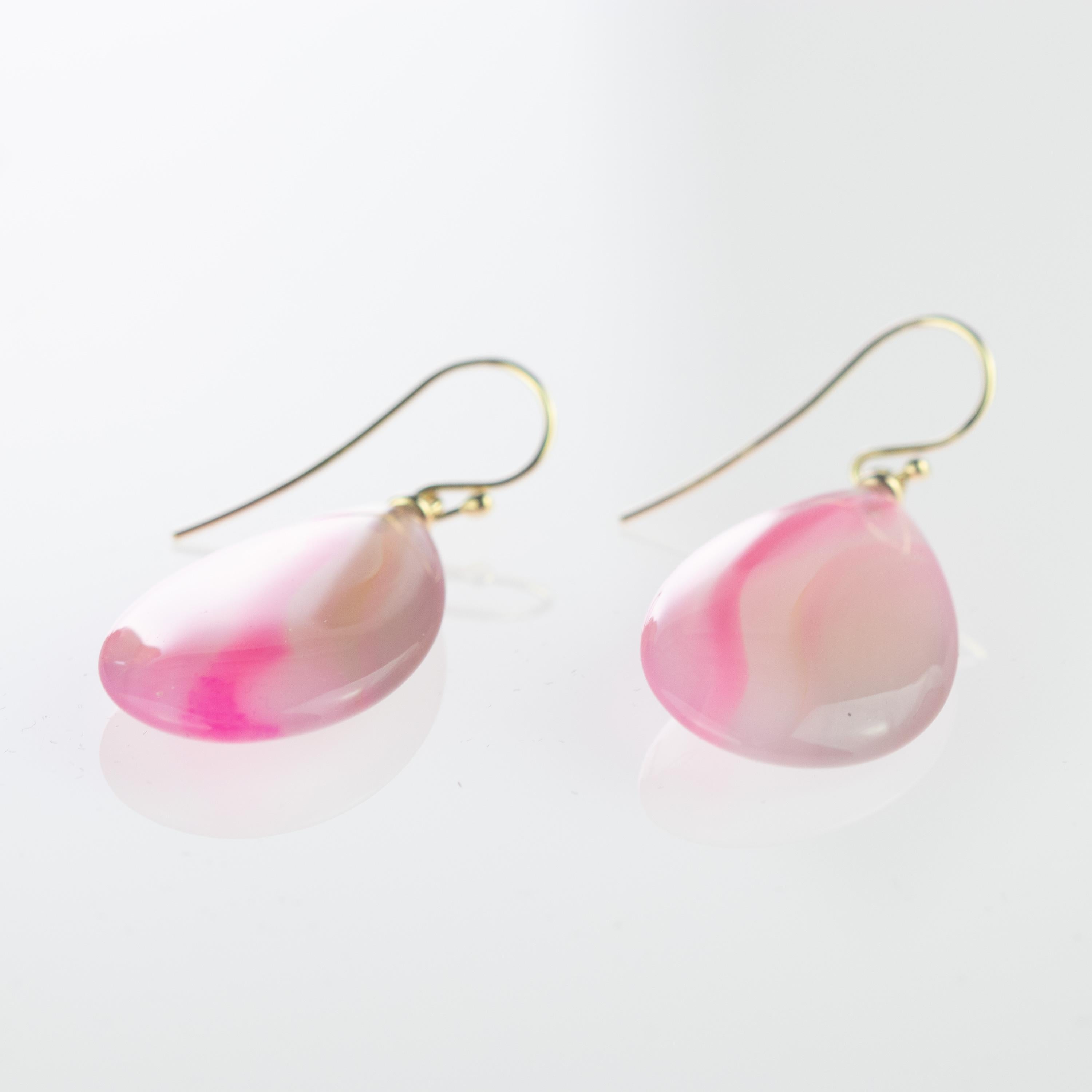 Taille mixte Longues boucles d'oreilles cocktail en or jaune 18 carats avec agate rose et blanche et briolette en forme de goutte d'eau en vente