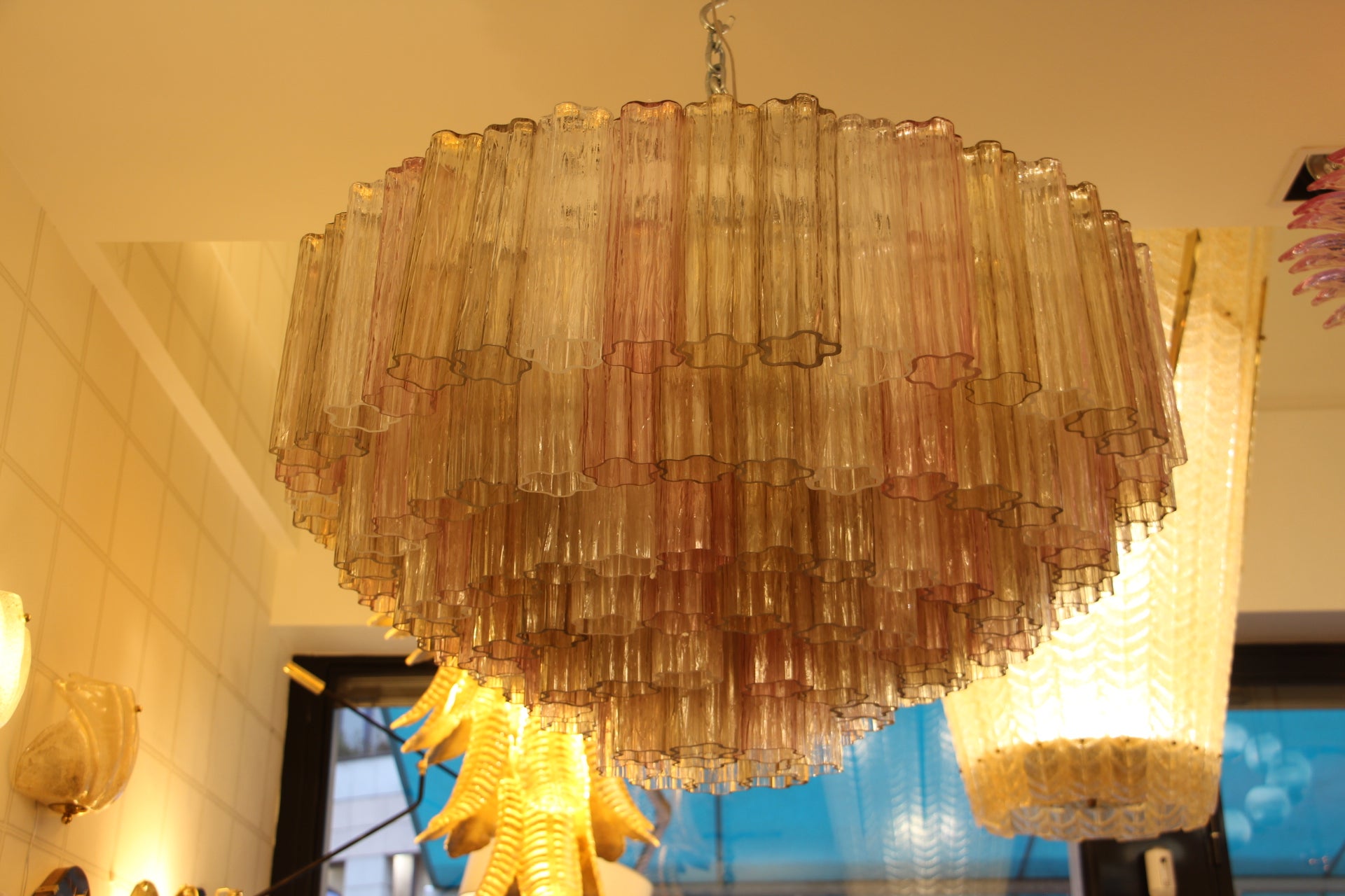 Ce lustre en verre de Murano de style Venini est magnifique. Ses couleurs magnifiques et très douces sont tout à fait uniques. Ses tubes de verre ont des formes de fleurs. Vu d'en dessous, on dirait un champ de fleurs. Chaque pièce de verre a été