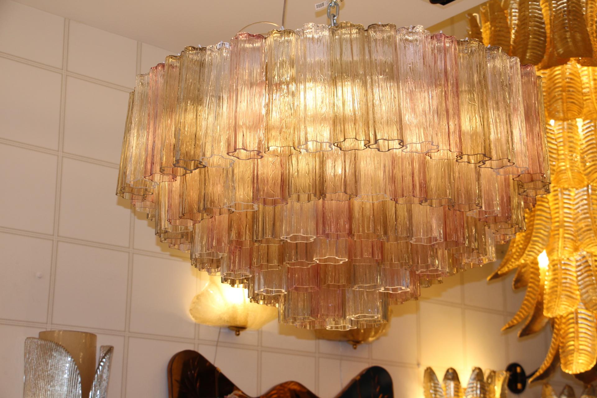 Dieser Kronleuchter aus Murano-Glas im Venini-Stil ist wunderschön. Seine schönen und sehr weichen Farben sind sehr einzigartig. Seine Glasröhren haben die Form von Blumen. Von unten sieht es aus wie ein Blumenfeld. Jedes Stück Glas wurde einzeln in